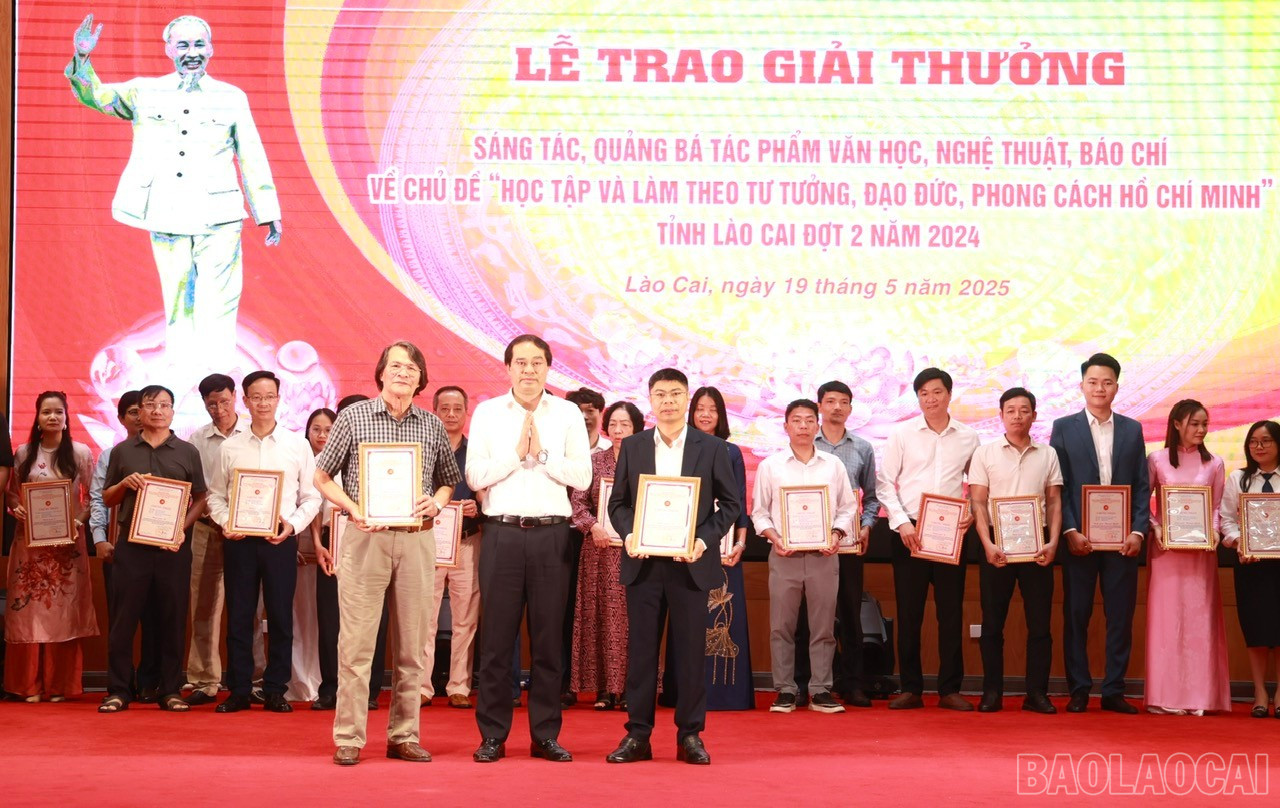 Trao giải A Giải thưởng sáng tác, quảng bá tác phẩm văn học, nghệ thuật, báo chí về chủ đề “Học tập và làm theo tư tưởng, đạo đức, phong cách Hồ Chí Minh” cho các tác giả, đại diện nhóm tác giả. baolaocai-br_04ee7e668a463f186657.jpg