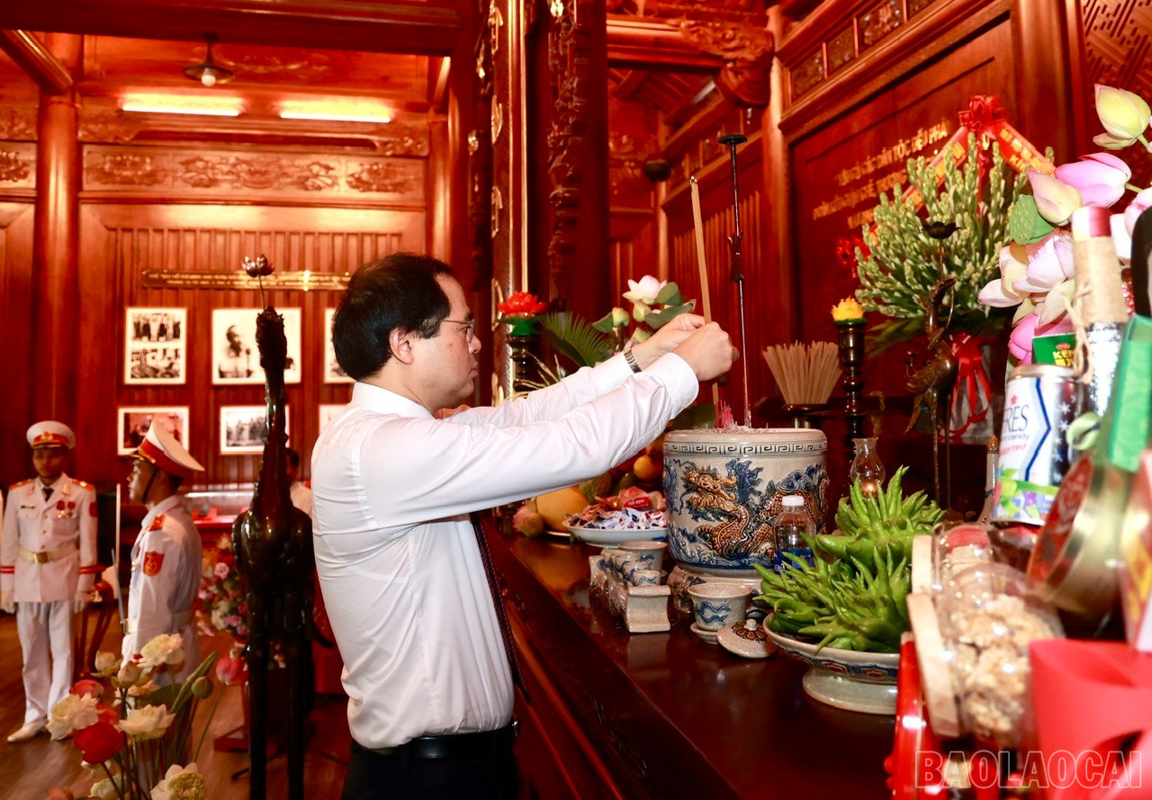 Đồng chí Trịnh Xuân Trường, Bí thư Tỉnh ủy, Chủ tịch UBND tỉnh dâng hương tưởng niệm Chủ tịch Hồ Chí Minh. baolaocai-br_45e8fbc1bbe60eb857f7.jpg