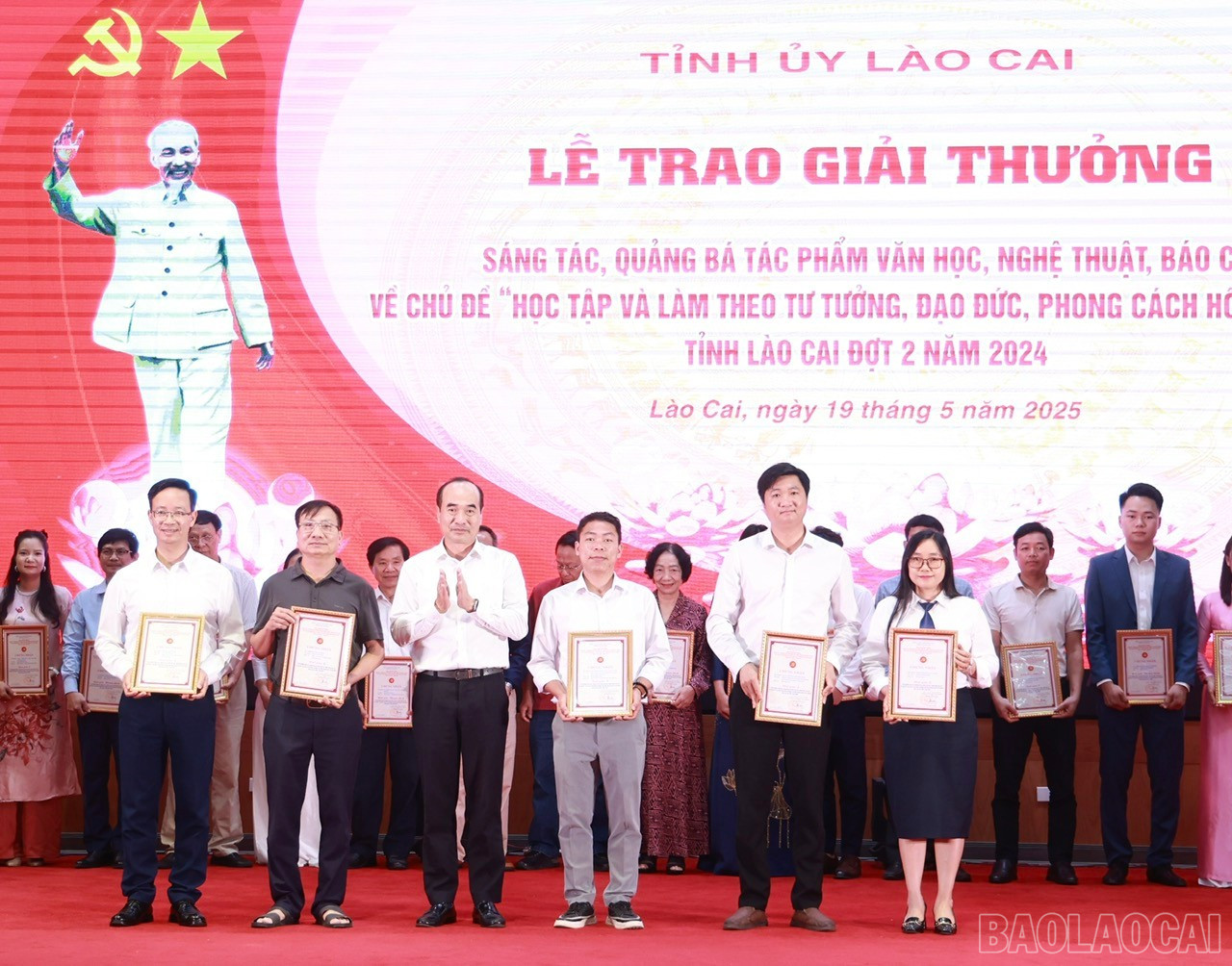 Trao giải B cho các tác giả, đại diện nhóm tác giả. baolaocai-br_ede15961b641031f5a50.jpg