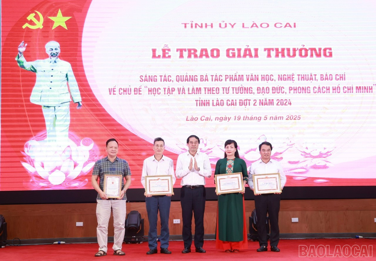 Trao Chứng nhận cho các tập thể, cá nhân có thành tích xuất sắc trong hoạt động quảng bá tác phẩm văn học, nghệ thuật, báo chí về chủ đề “Học tập và làm theo tư tưởng, đạo đức, phong cách Hồ Chí Minh”. baolaocai-br_6be17e148334366a6f25.jpg
