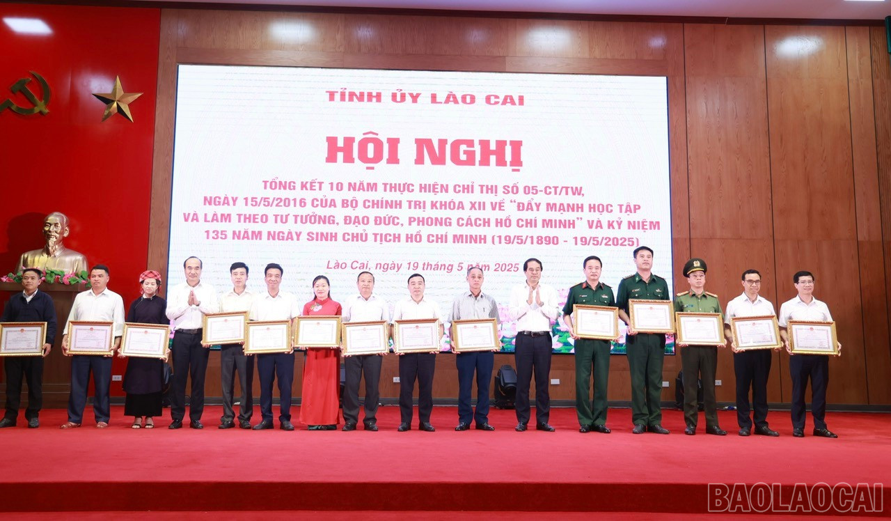 Trao Bằng khen cho các tập thể điển hình trong 10 năm thực hiện Chỉ thị 05 của Bộ Chính trị khóa XII. baolaocai-br_79b0eab5b69503cb5a84-1.jpg