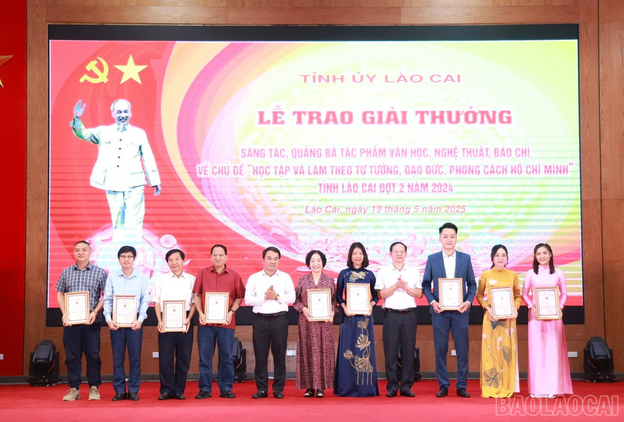 Trao giải Khuyến khích cho các tác giả, đại diện nhóm tác giả. baolaocai-br_69c318a00780b2deeb91.jpg