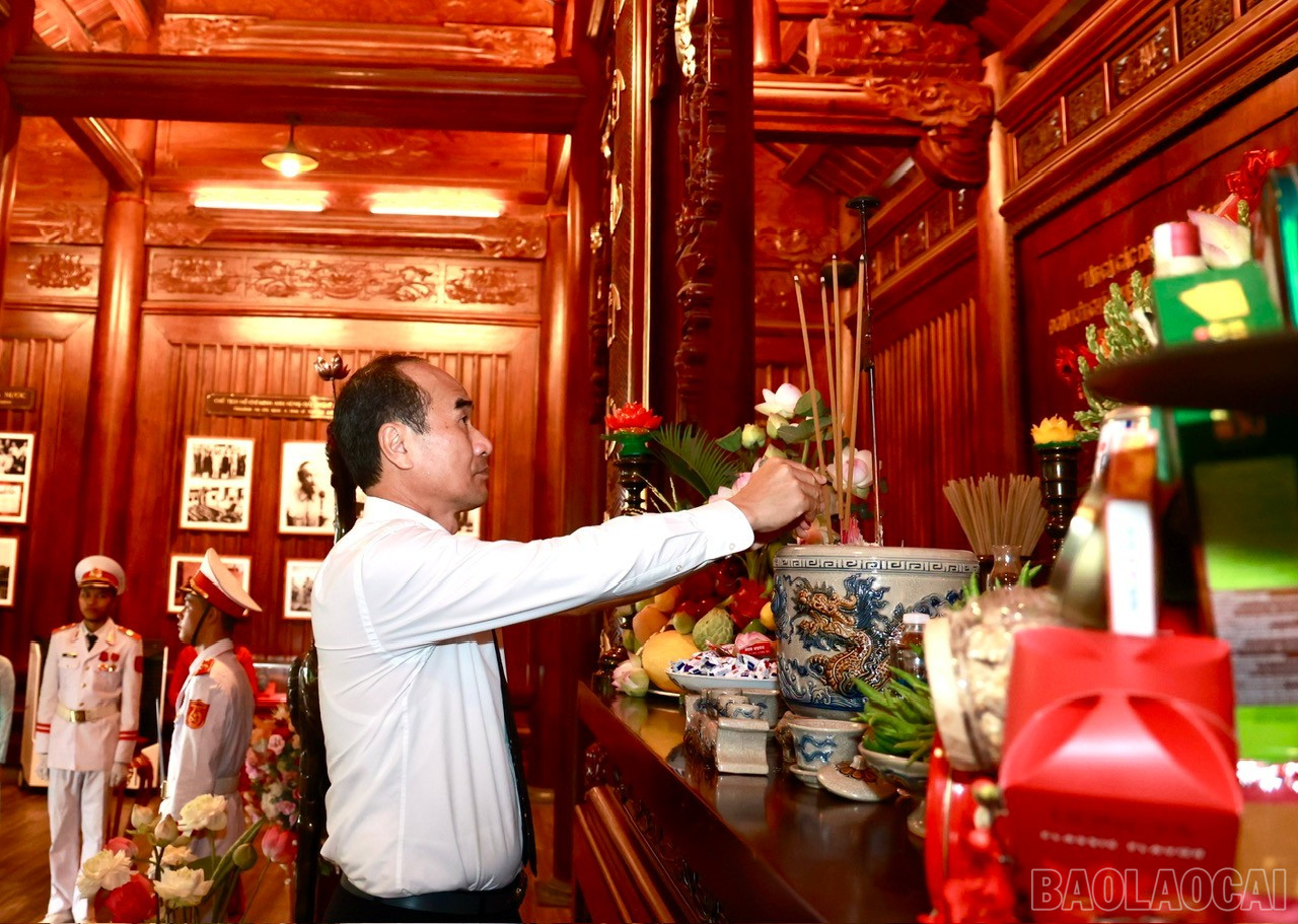 Đồng chí Vũ Xuân Cường, Phó Bí thư Thường trực Tỉnh ủy, Chủ tịch HĐND tỉnh dâng hương tưởng niệm Chủ tịch Hồ Chí Minh. baolaocai-br_d86ebf92fdb548eb11a4.jpg