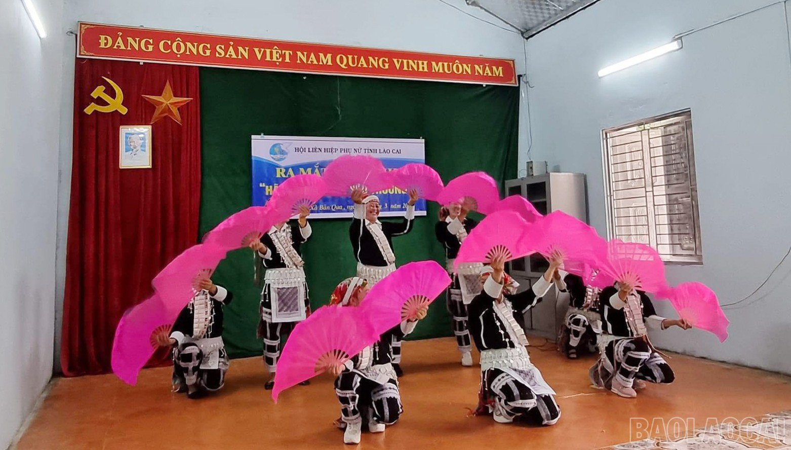 Phụ nữ đồng bào dân tộc thiểu số tích cực tham gia hoạt động chung của cộng đồng. baolaocai-br_hoi-vien-phu-nu-dong-bao-dan-toc-thieu-so-dan-manh-dan-tham-gia-cac-hoat-dong-xa-hoi.jpg