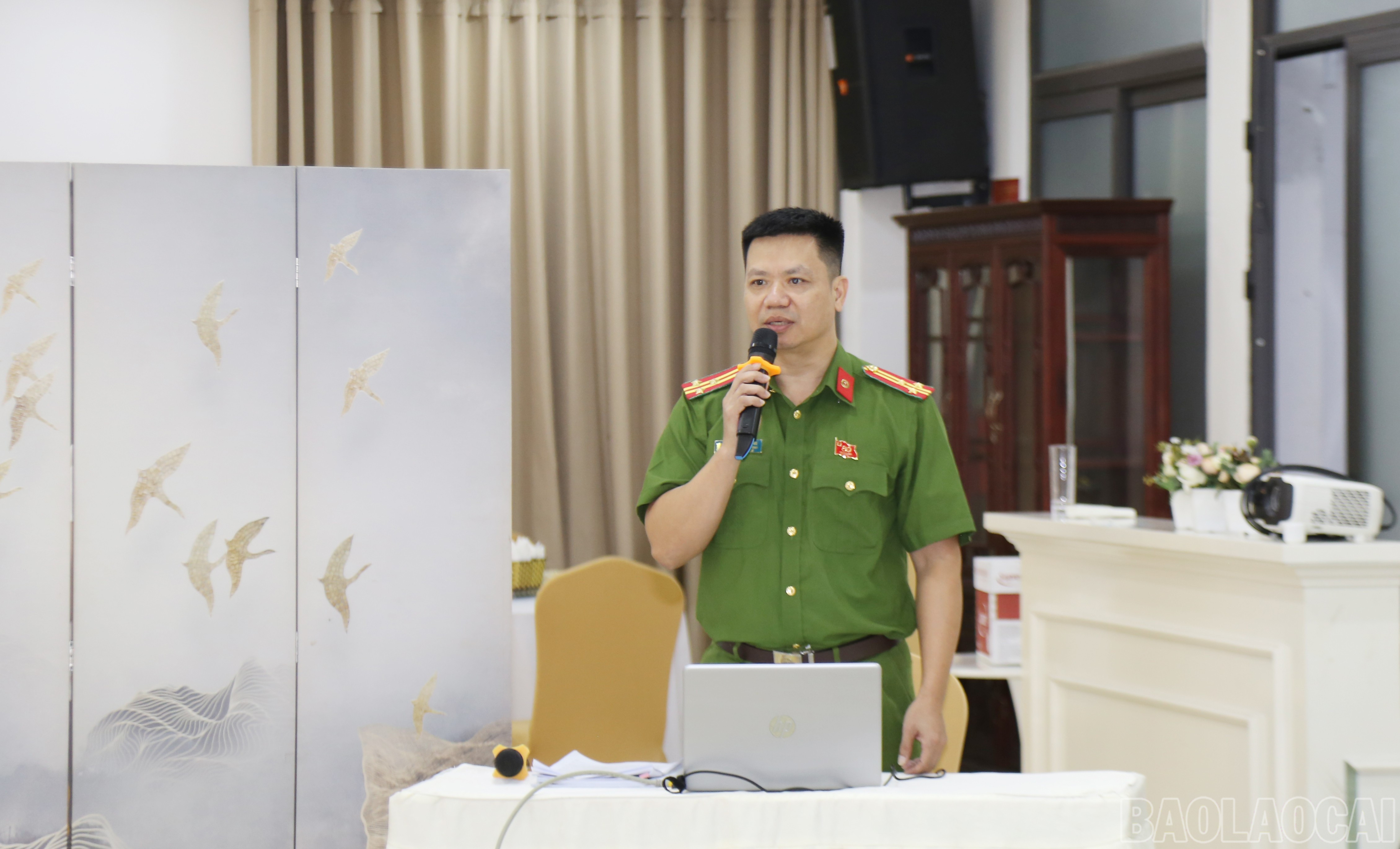 Thượng tá Đỗ Xuân Hùng, Phó thủ trưởng Cơ quan Cảnh sát điều tra, Phó trưởng Phòng Cảnh sát điều tra tội phạm về ma tuý, Công an tỉnh Lào Cai trình bày chuyên đề tại hội nghị. baolaocai-br_img-1303.jpg
