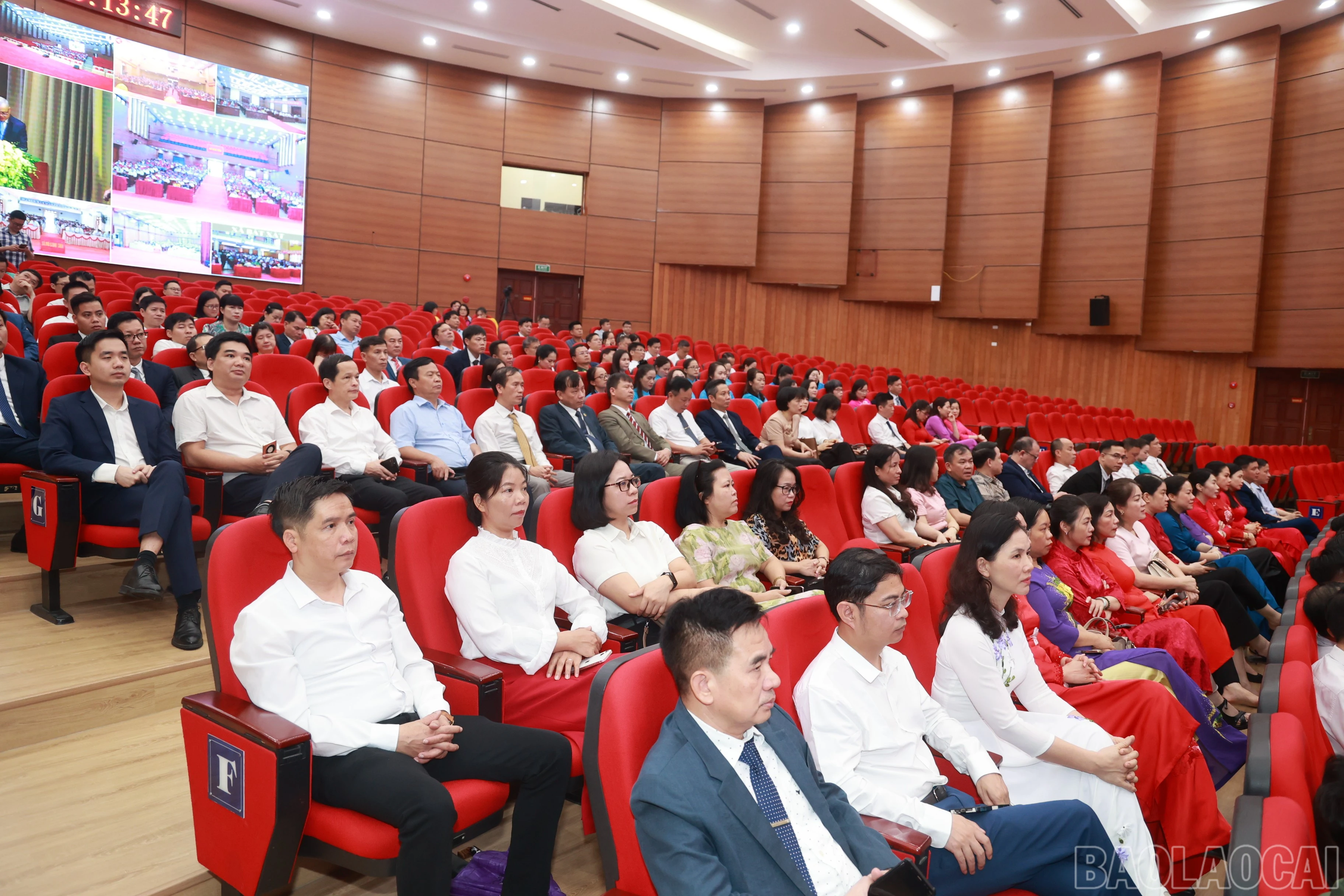 Đại biểu dự lễ công bố tại điểm cầu Trung tâm Hội nghị tỉnh Lào Cai.