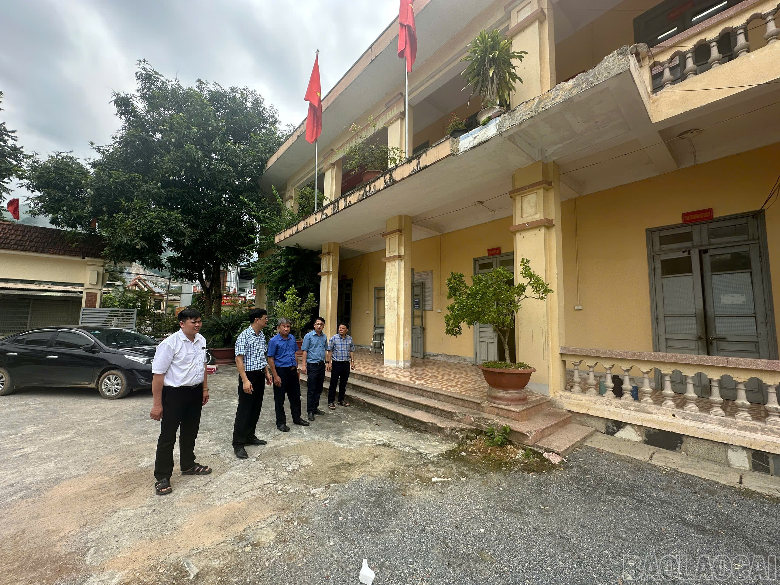 Bàn giải pháp cải tạo trụ sở hành chính xã Bản Cầm cũ thành nơi làm việc của Bộ phận tiếp nhận và trả kết quả thủ tục hành chính. baolaocai-br_c87380b9aee519bb40f4.jpg