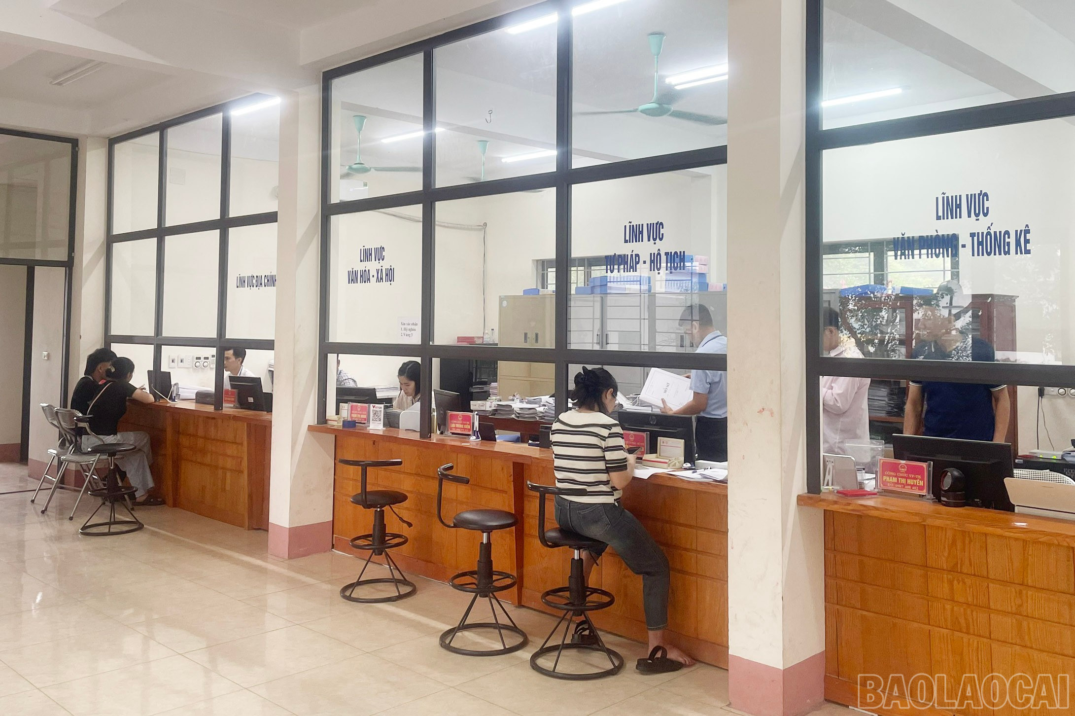Việc vận hành mô hình cấp xã mới luôn ưu tiên tập trung giải quyết các thủ tục hành chính cho người dân. baolaocai-br_eff194935ecce992b0dd.jpg
