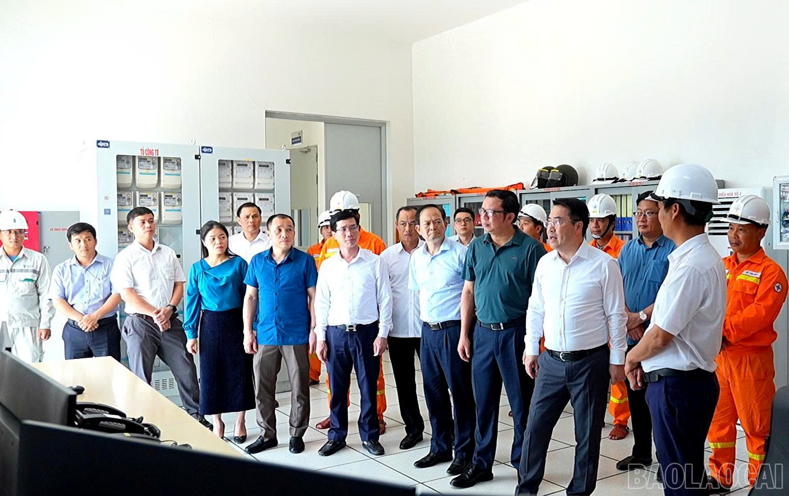 Tổ công tác đi thăm, kiểm tra tình hình thi công Trạm biến áp 500kW tại xã Xuân Quang. baolaocai-br_1887426b0e8987d7de98.jpg