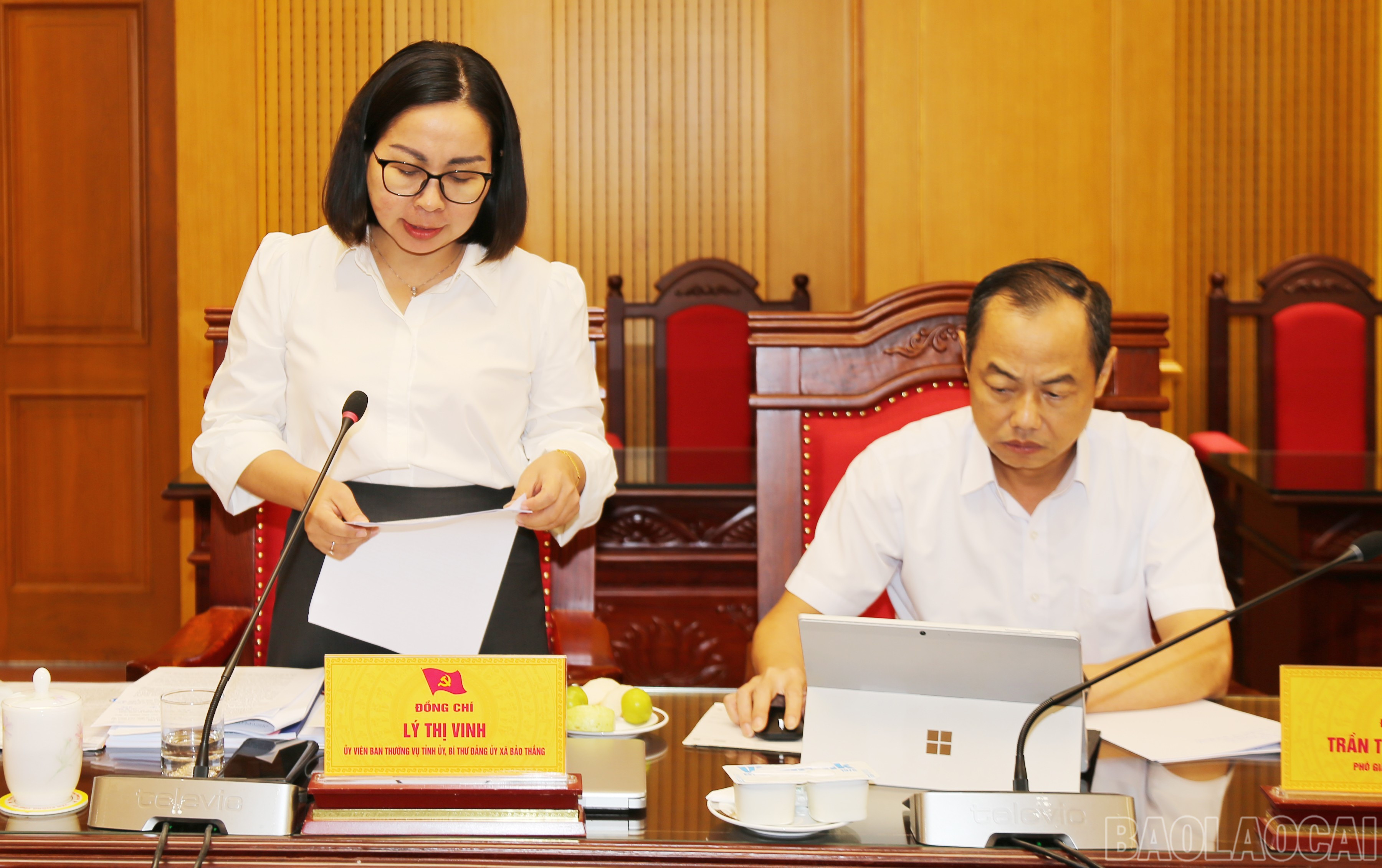 Đồng chí Lý Thị Vinh, Ủy viên Ban Thường vụ Tỉnh ủy, Bí thư Đảng ủy xã Bảo Thắng góp ý tại buổi làm việc. baolaocai-br_img-0799.jpg