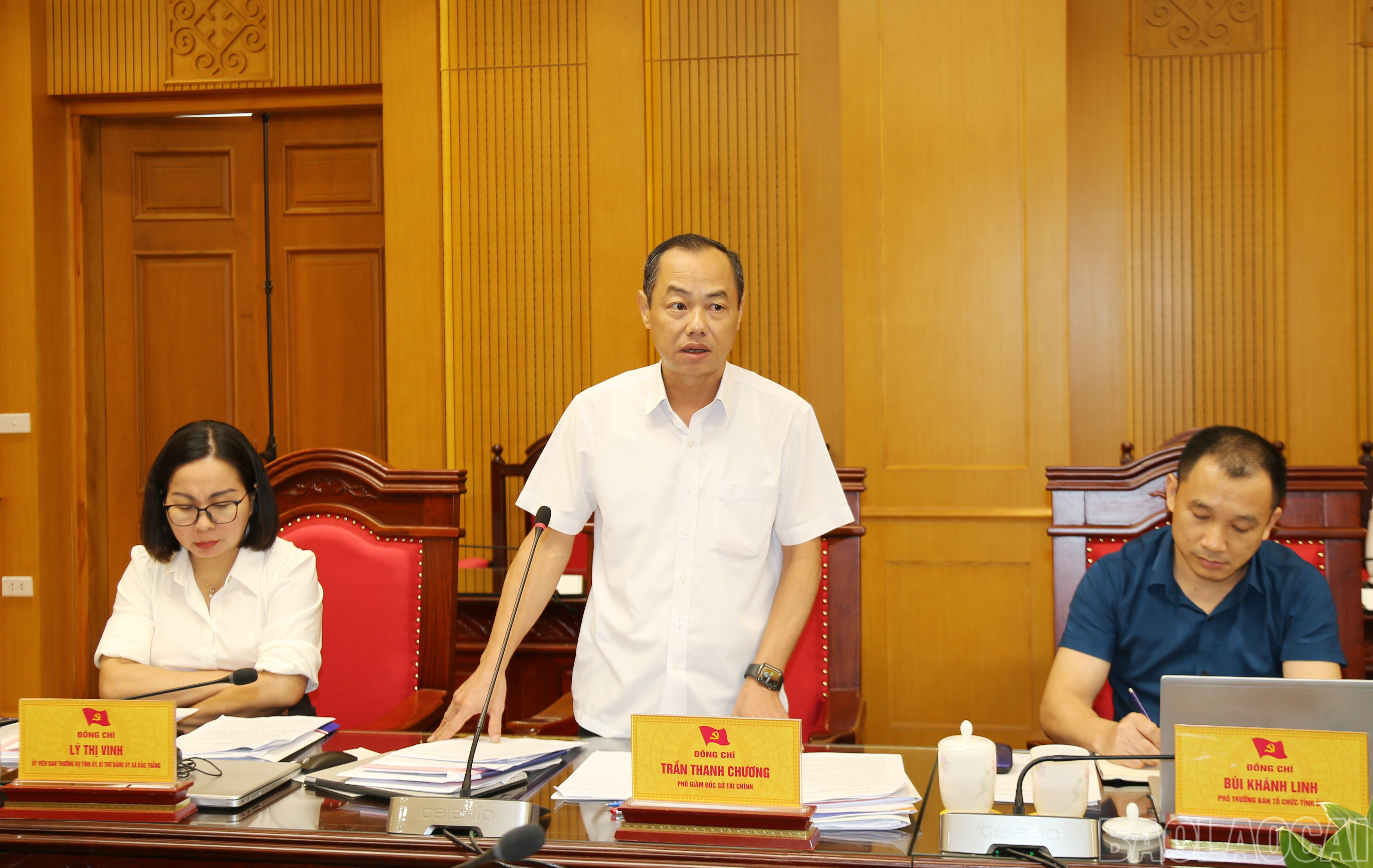 Các thành viên Tổ công tác góp ý vào văn kiện đại hội đảng bộ các xã. baolaocai-br_img-0787.jpg