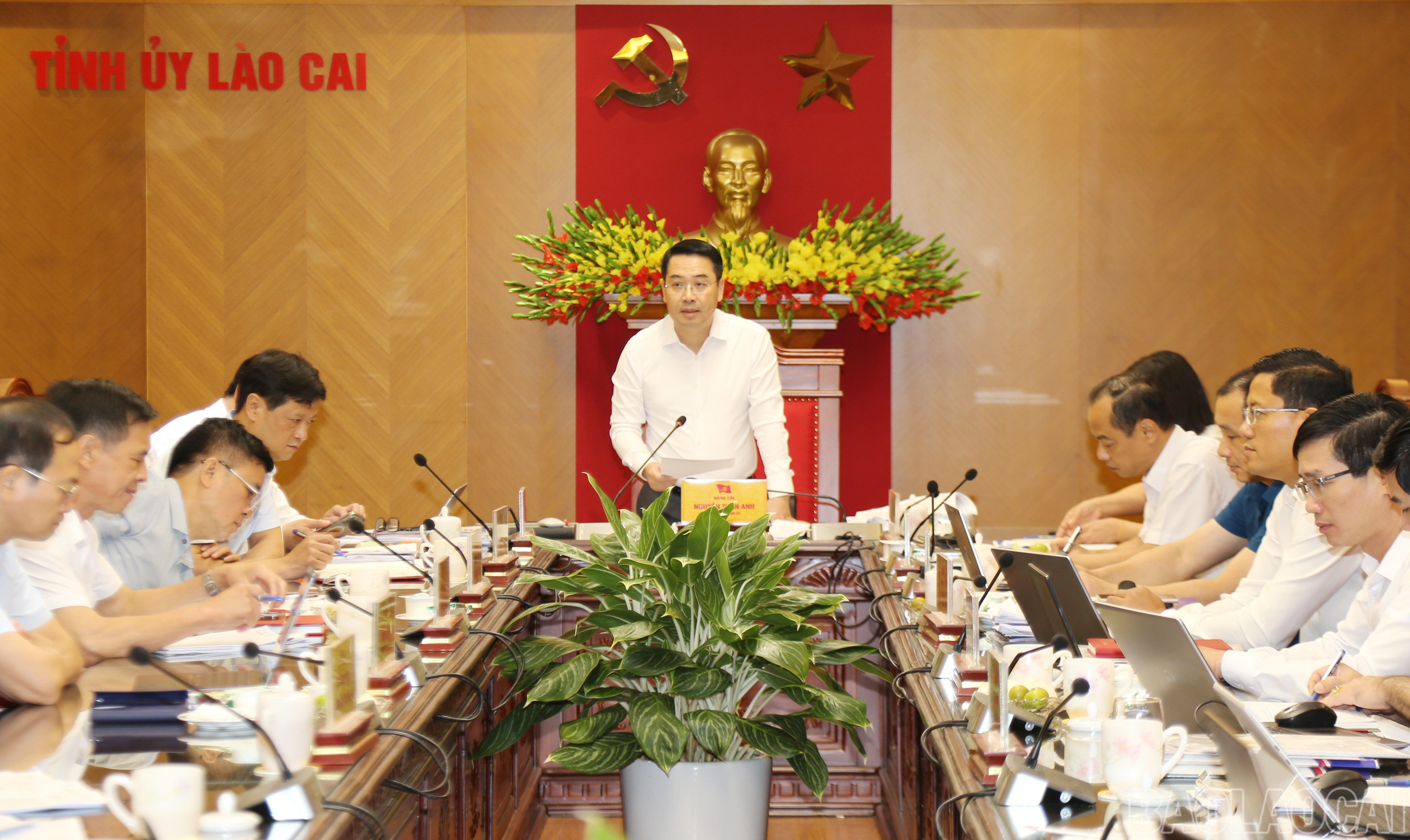 Phó Bí thư Tỉnh ủy Nguyễn Tuấn Anh kết luận buổi làm việc. baolaocai-br_img-0813.jpg