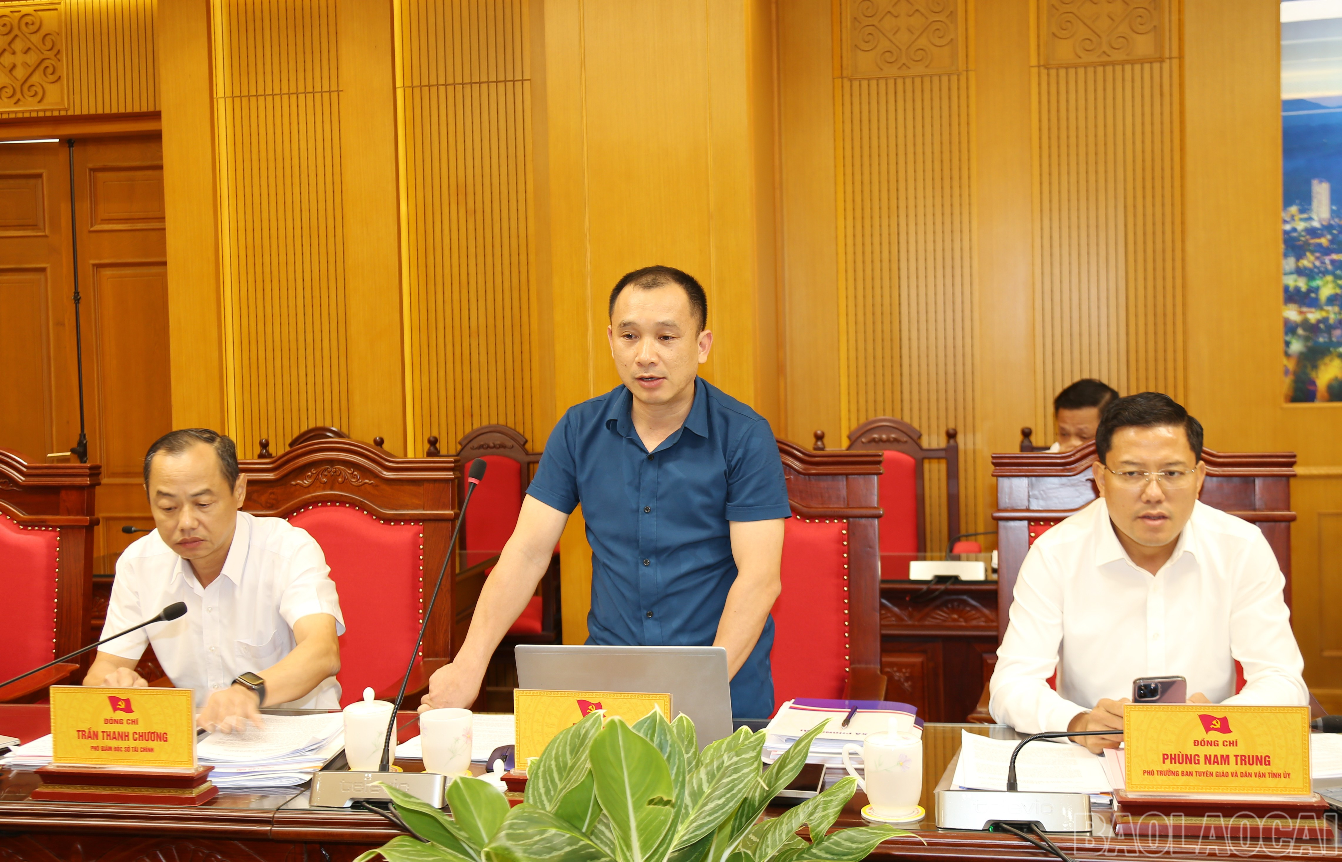 Các thành viên Tổ công tác góp ý vào văn kiện đại hội đảng bộ các xã. baolaocai-br_img-0789.jpg