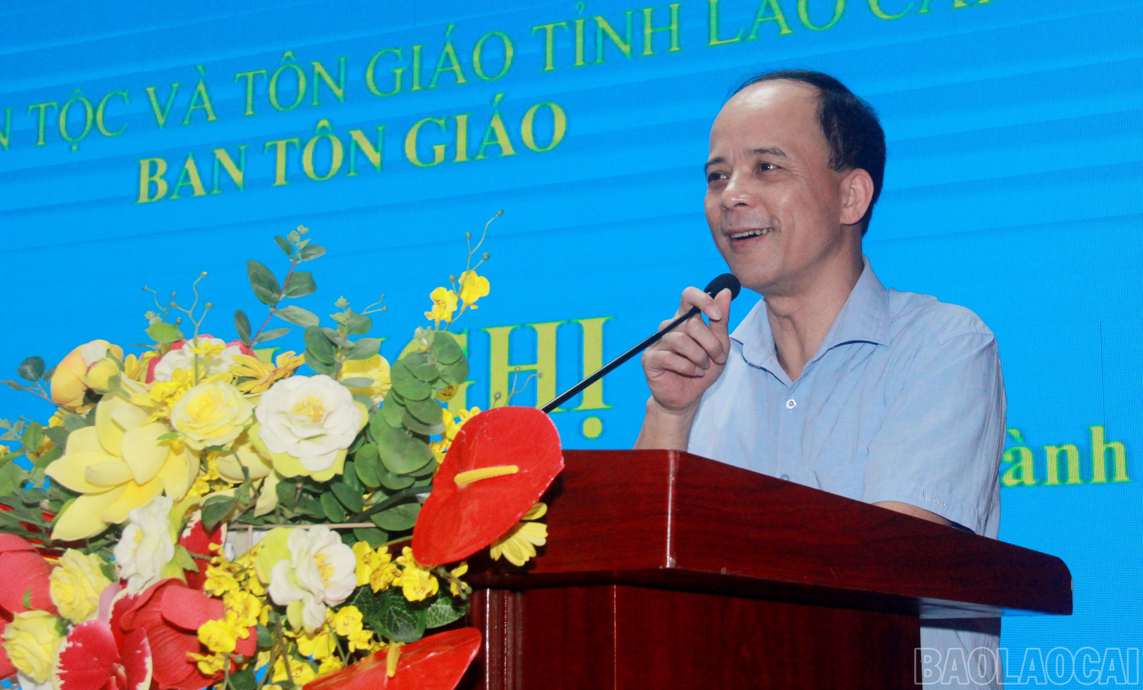 Cán bộ Ban Tôn giáo (Sở Dân tộc và Tôn giáo) thông tin về chủ trương, chính sách, pháp luật của Đảng, Nhà nước về tín ngưỡng, tôn giáo. baolaocai-br_img-9361.jpg