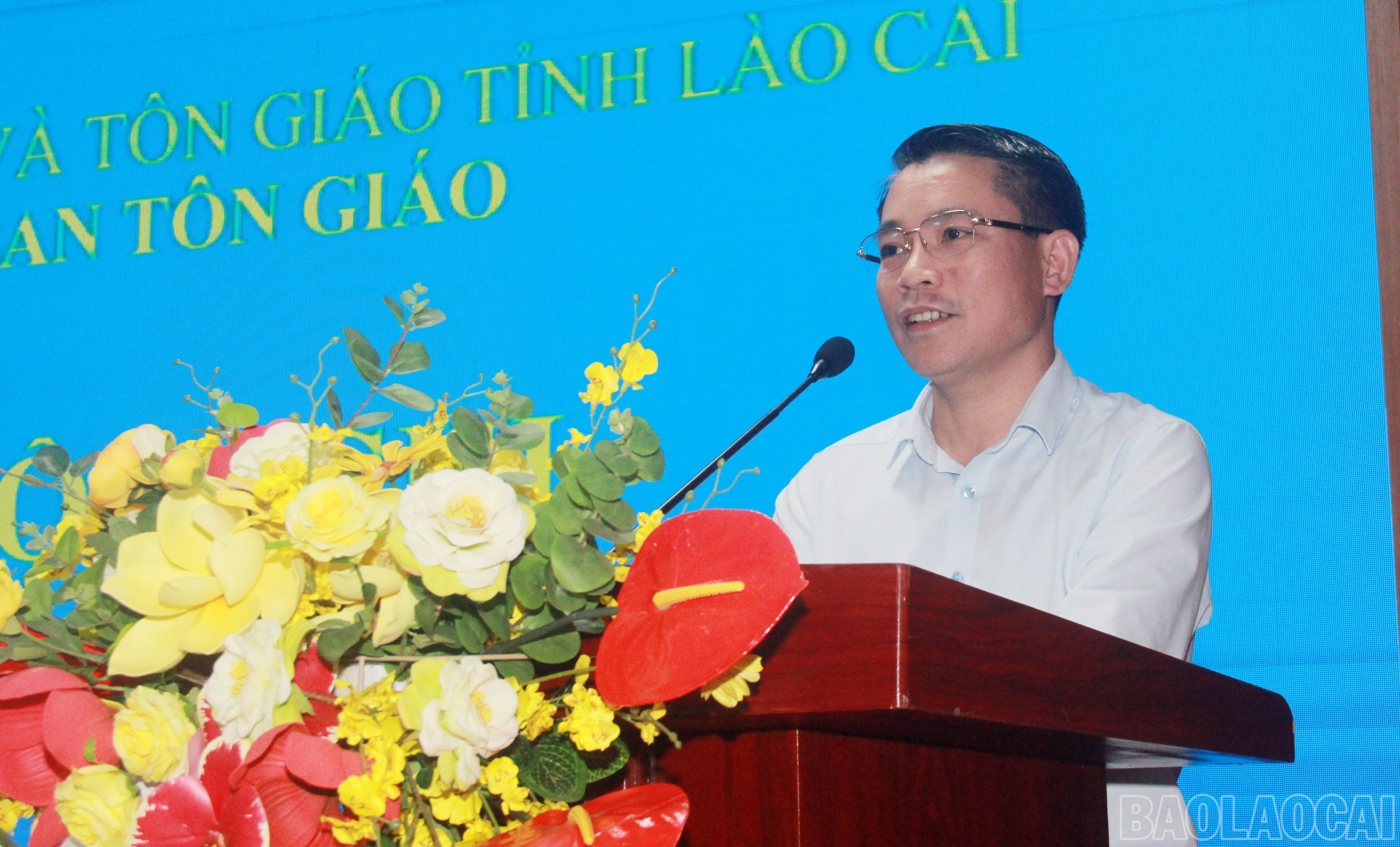 Lãnh đạo Sở Dân tộc và Tôn giáo thông tin về tình hình kinh tế - xã hội của tỉnh tại hội nghị. baolaocai-br_img-9376.jpg