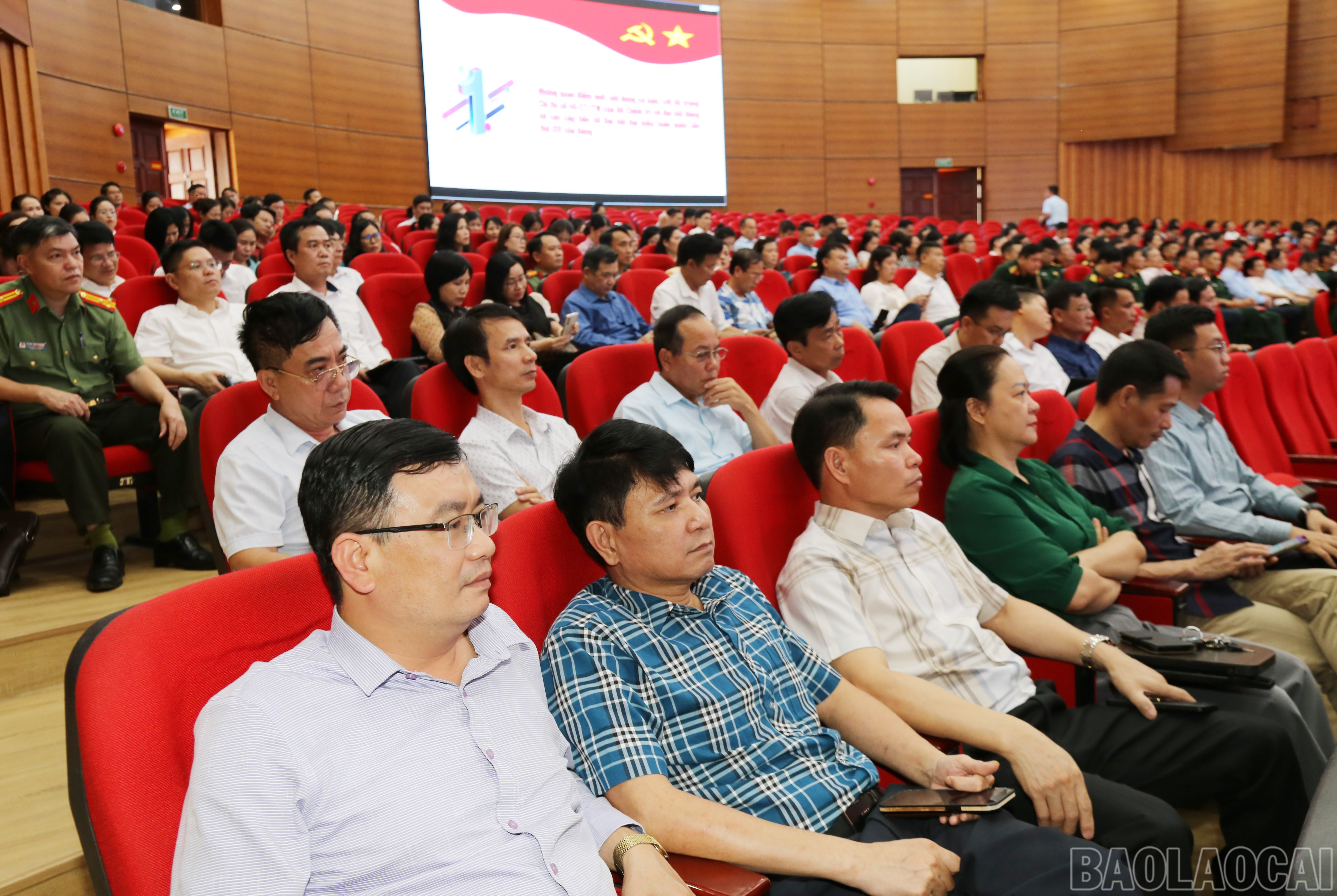 Đại biểu dự hội nghị. baolaocai-br_img-9834.jpg