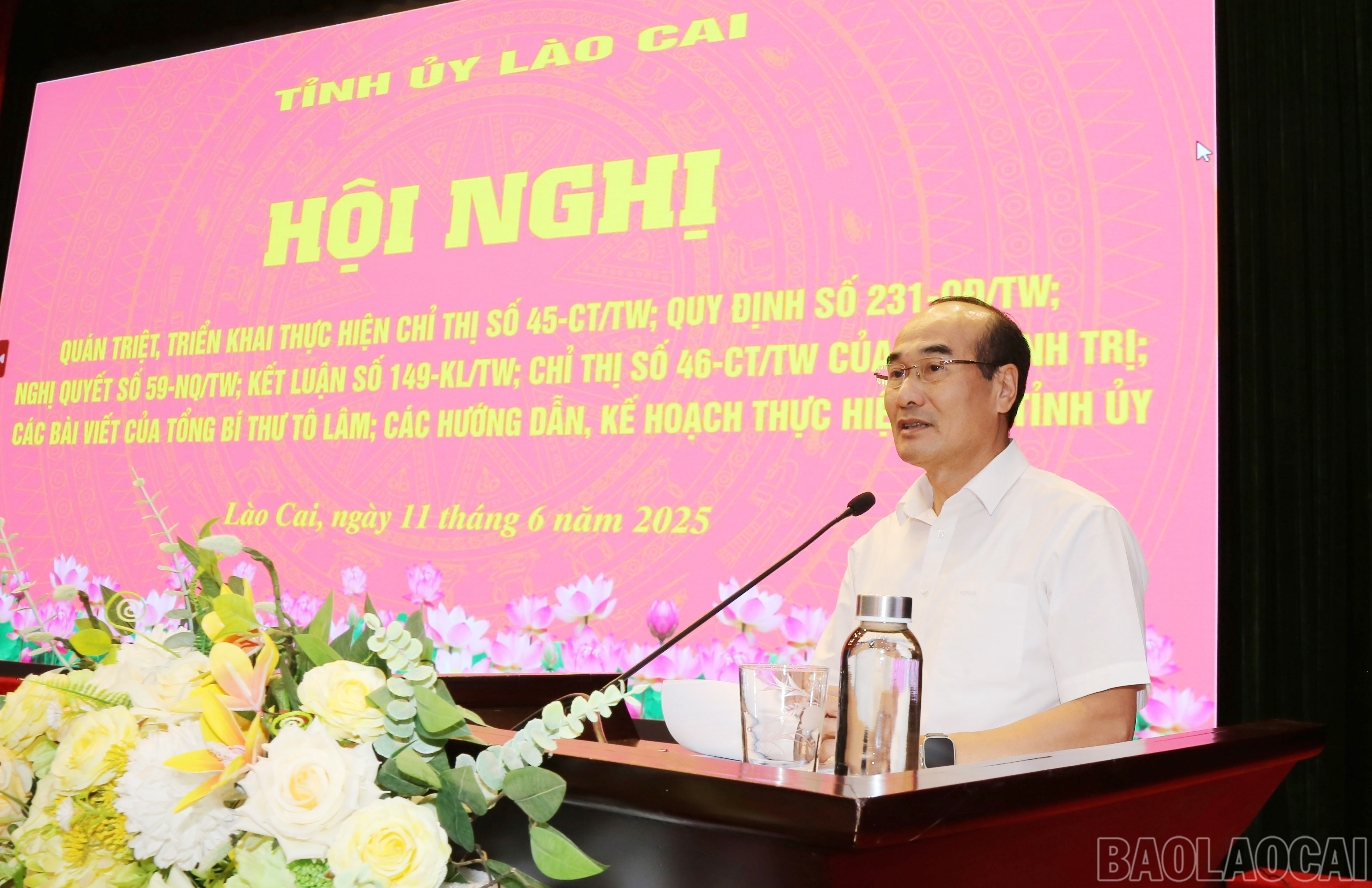 Phó Bí thư Thường trực Tỉnh ủy Vũ Xuân Cường quán triệt một số nội dung tại hội nghị. baolaocai-br_img-9826-5346.jpg