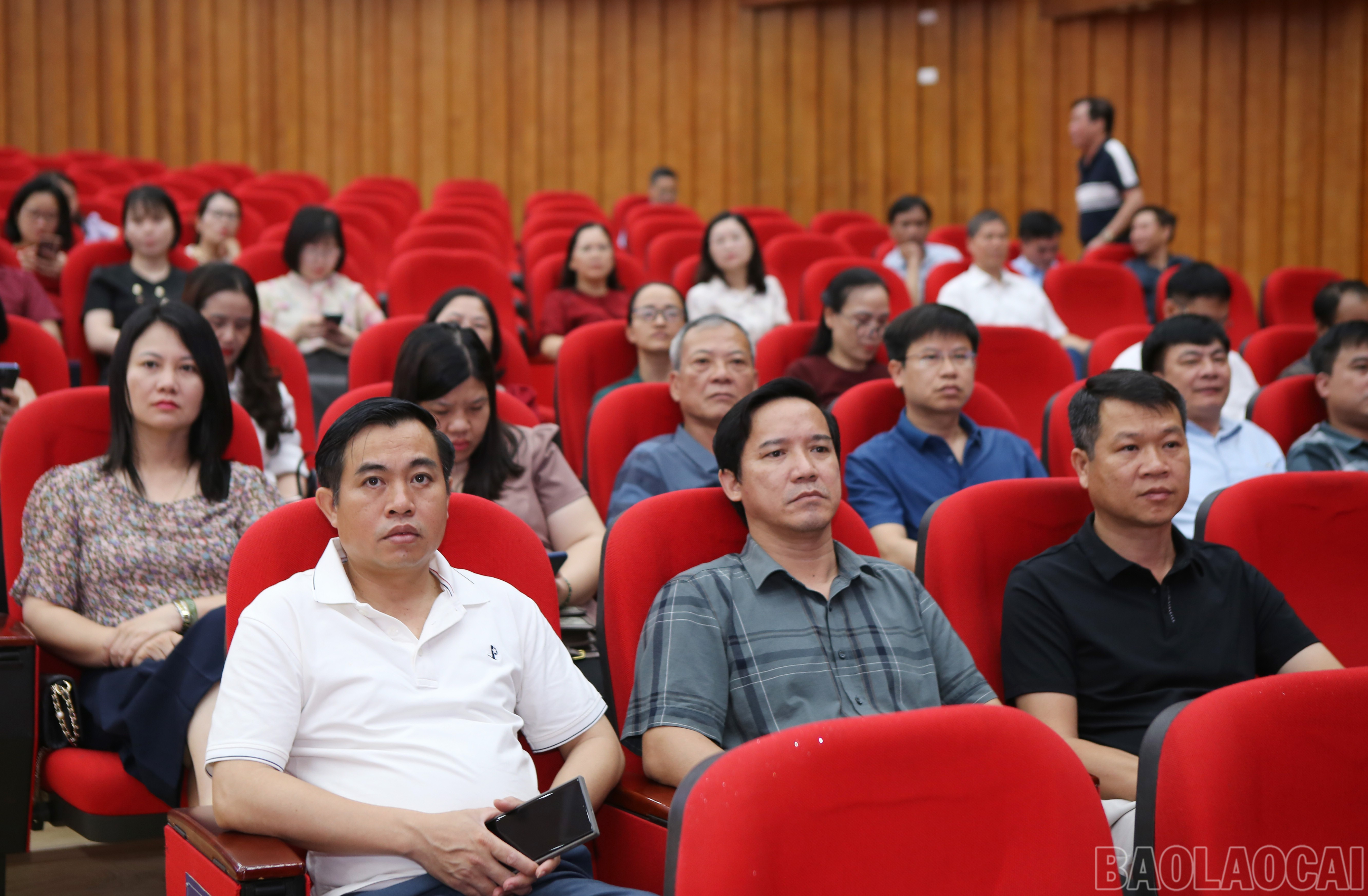 Đại biểu nghiêm túc nghe các nội dung chuyên đề. baolaocai-br_7.jpg