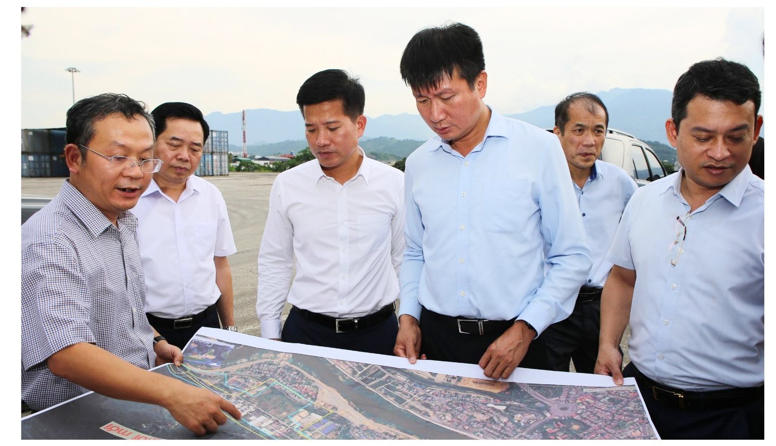 Bí thư Đảng ủy phường Lào Cai Nguyễn Quốc Huy (ngoài cùng, trái ảnh) báo cáo Đoàn công tác của tỉnh do Chủ tịch UBND tỉnh Trần Huy Tuấn làm Trưởng đoàn về tiến độ triển khai Dự án đường sắt Lào Cai - Hà Nội - Hải Phòng (đoạn qua địa bàn phường Lào Cai). 2.jpg