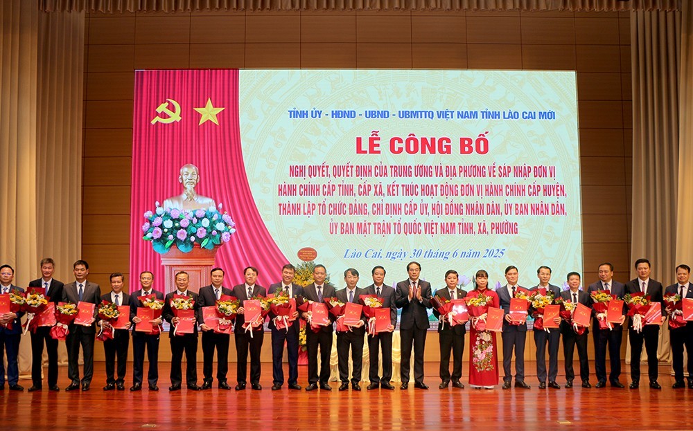 Đồng chí Trịnh Xuân Trường, Bí thư Tỉnh ủy trao Quyết định và tặng hoa chúc mừng các xã, phường. dt-30620251051-bi-thu.jpg