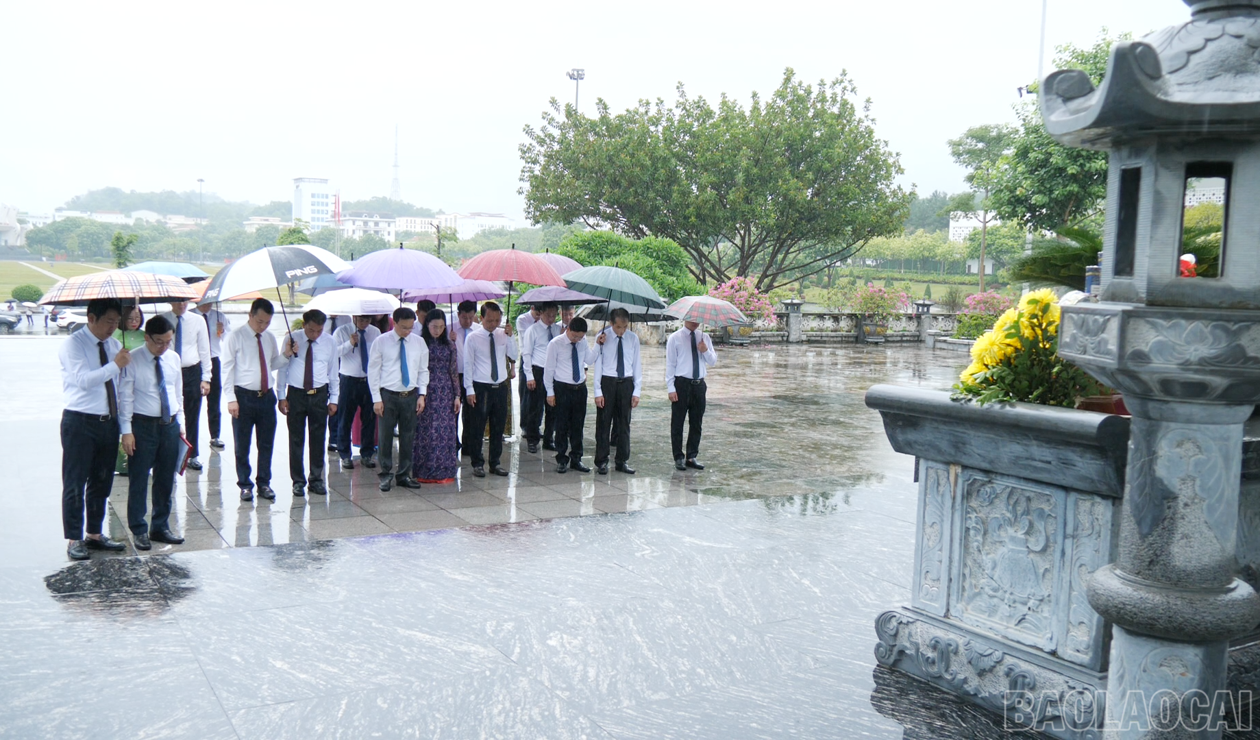 Đoàn đại biểu Sở Tài chính tưởng nhớ công lao to lớn của các anh hùng liệt sĩ. baolaocai-br_vieng1.png