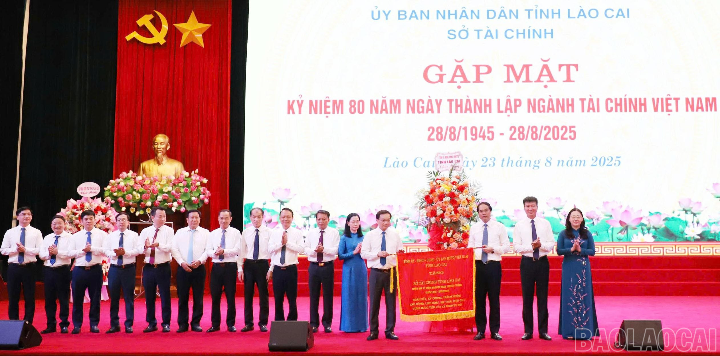 Thường trực Tỉnh ủy trao Cờ thêu và tặng lẵng hoa chúc mừng Sở Tài chính nhân kỷ niệm 80 năm Ngày truyền thống ngành tài chính. baolaocai-br_5958c4bb3e2cb672ef3d.jpg