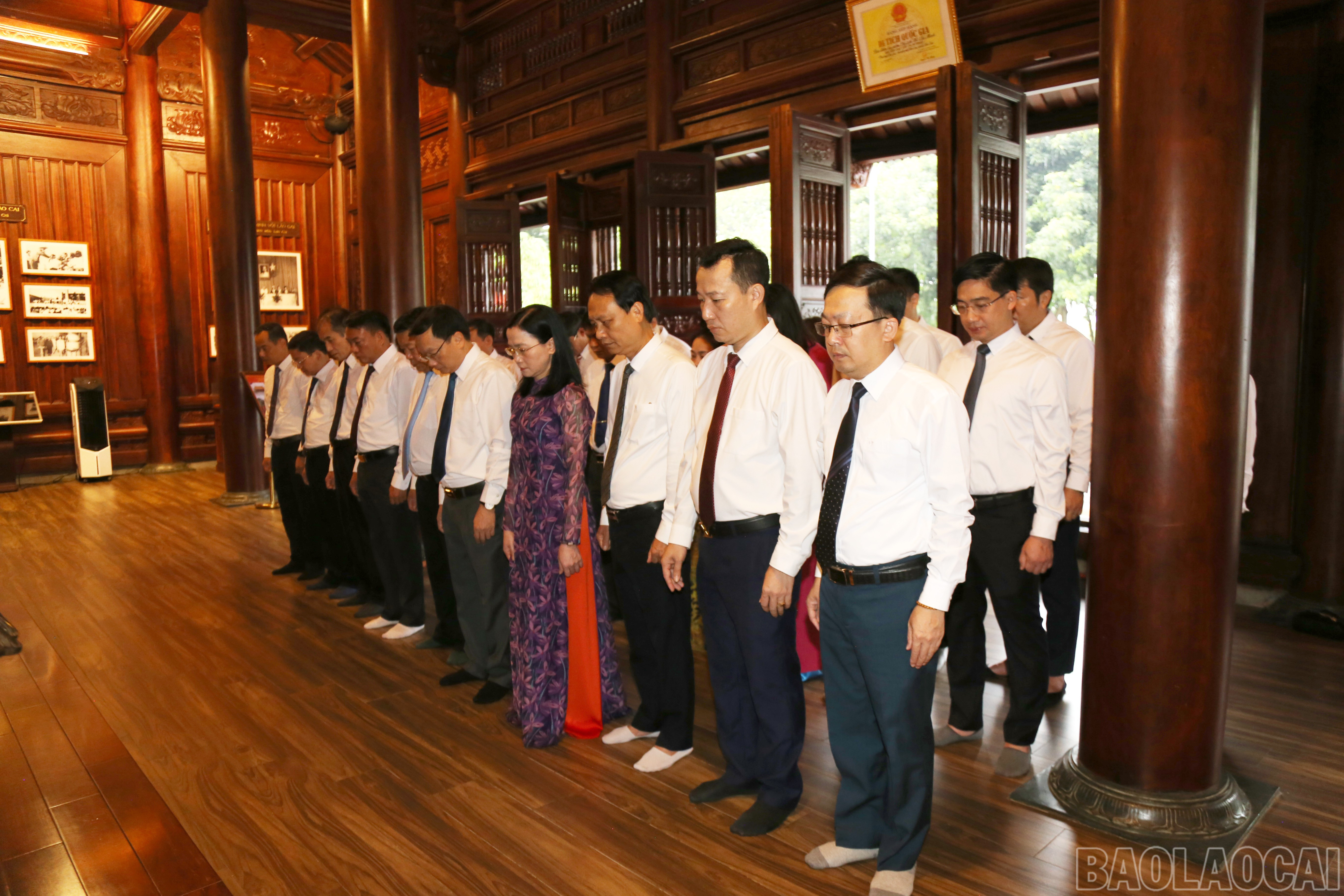 Đoàn đại biểu Sở Tài chính bày tỏ lòng thành kính và biết ơn vô hạn công lao của Chủ tịch Hồ Chí Minh. baolaocai-br_img-0970.jpg
