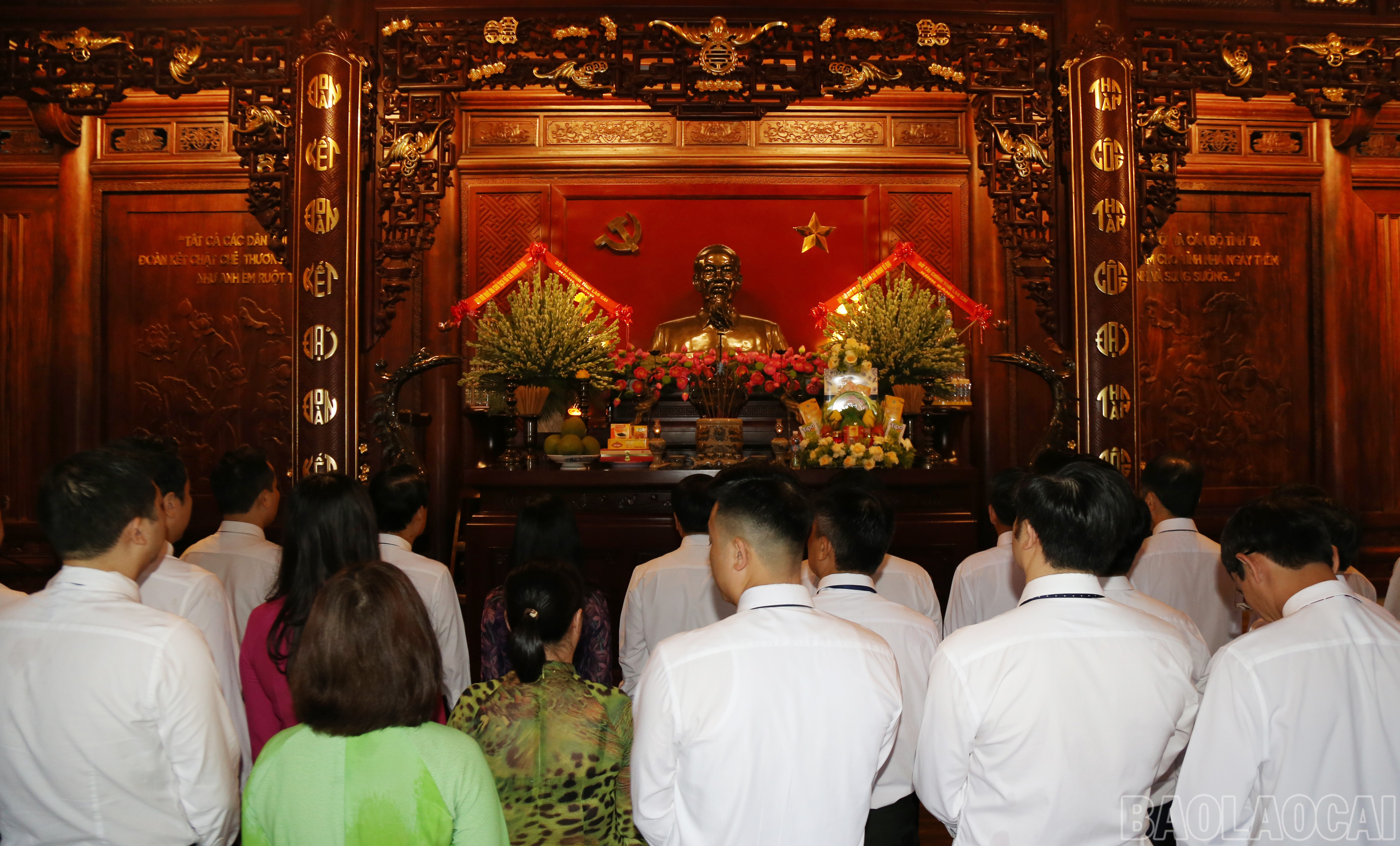 Quang cảnh lễ dâng hương tại Nhà lưu niệm Chủ tịch Hồ Chí Minh. baolaocai-br_img-0955.jpg