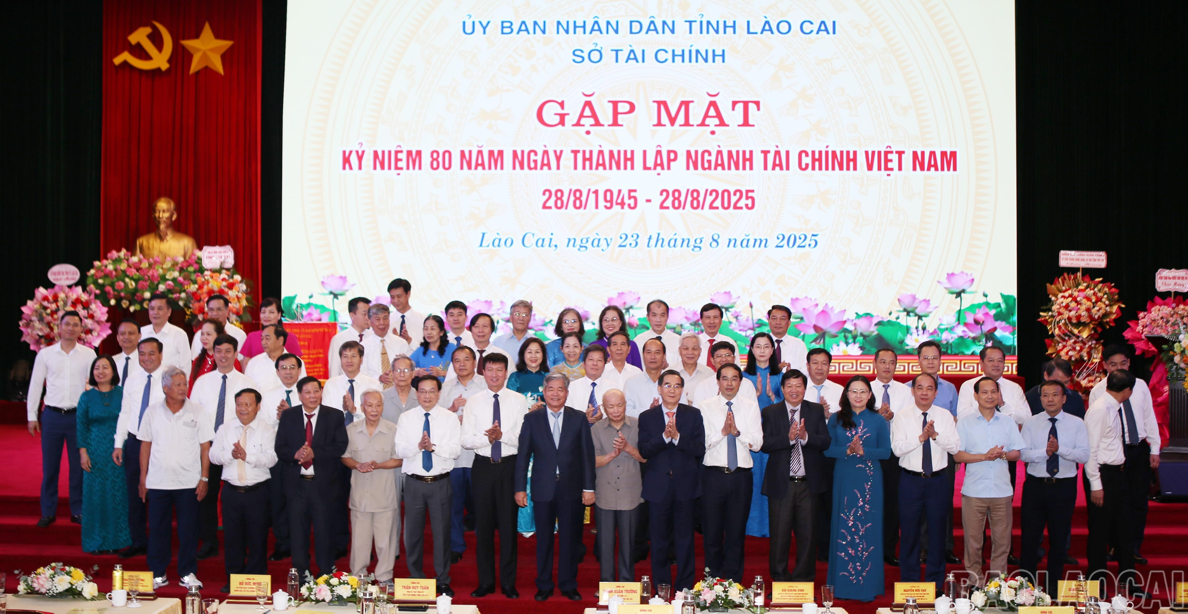 Thường trực Tỉnh ủy chụp ảnh lưu niệm cùng các đại biểu dự gặp mặt kỷ niệm 80 năm ngày thành lập ngành tài chính Việt Nam. baolaocai-br_c0346e7181e609b850f7.jpg