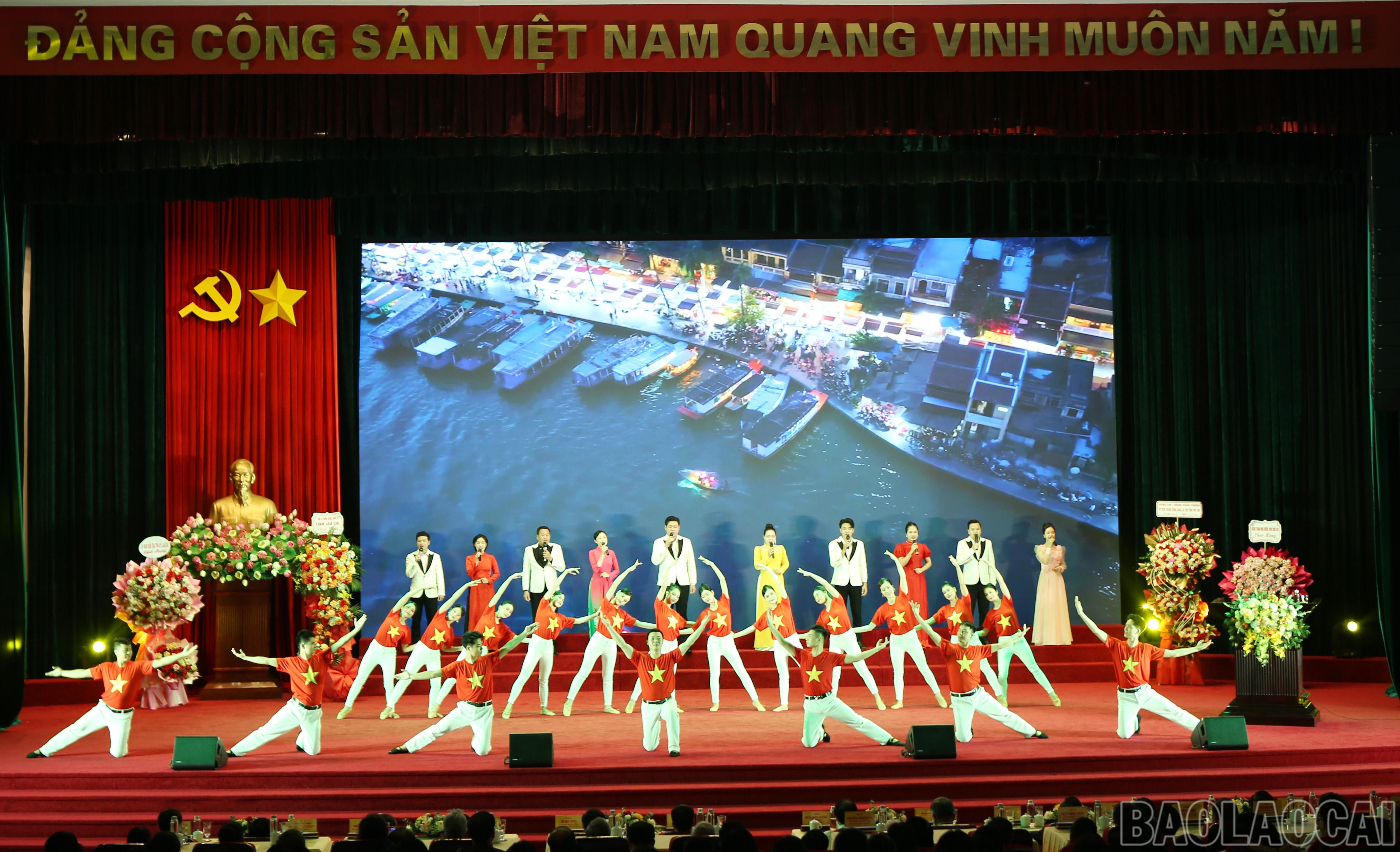 Tiết mục văn nghệ chào mừng. baolaocai-br_fcae777c8ceb04b55dfa.jpg