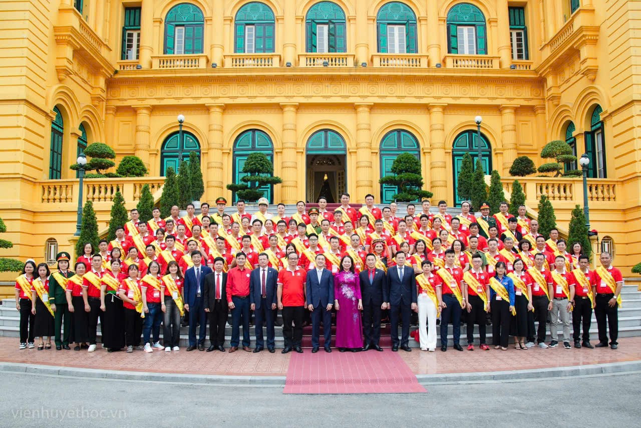 Phó Chủ tịch nước Võ Thị Ánh Xuân gặp mặt Đoàn đại biểu những người hiến máu tình nguyện tiêu biểu năm 2025. Ảnh: vienhuyethoc a8b3d1ab7d8dc9d3909c.jpg