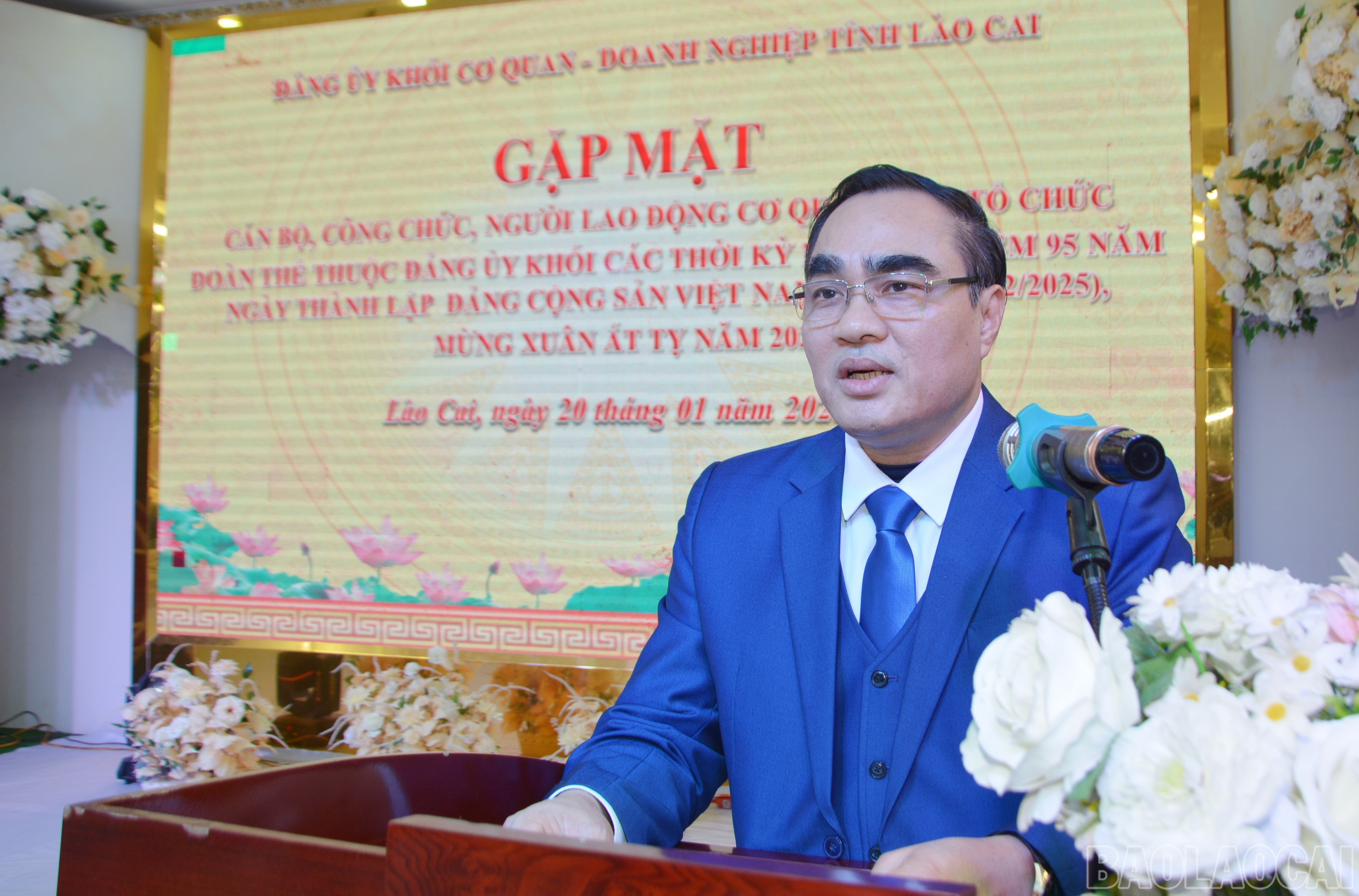 Bí thư Đảng ủy Khối Cơ quan – Doanh nghiệp tỉnh Nguyễn Hữu Long đọc diễn văn tại buổi gặp mặt. baolaocai-br_dsc-4417.jpg