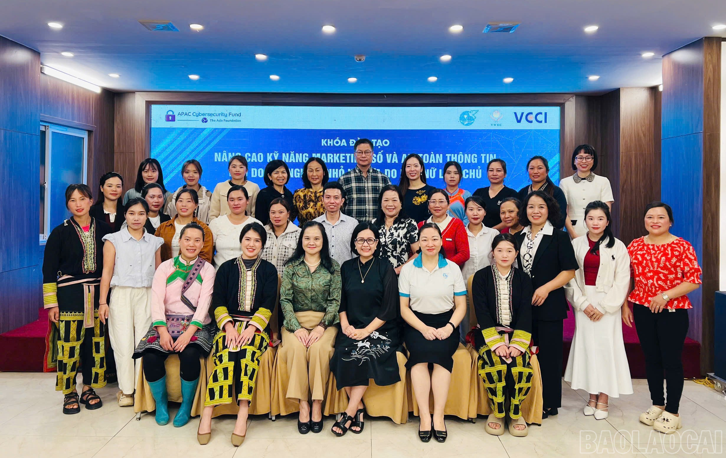 Các học viên tham gia khóa đào tạo là nữ doanh nhân, chủ doanh nghiệp và hộ kinh doanh trong lĩnh vực du lịch – dịch vụ. baolaocai-br_43da7da4707af824a16b.jpg
