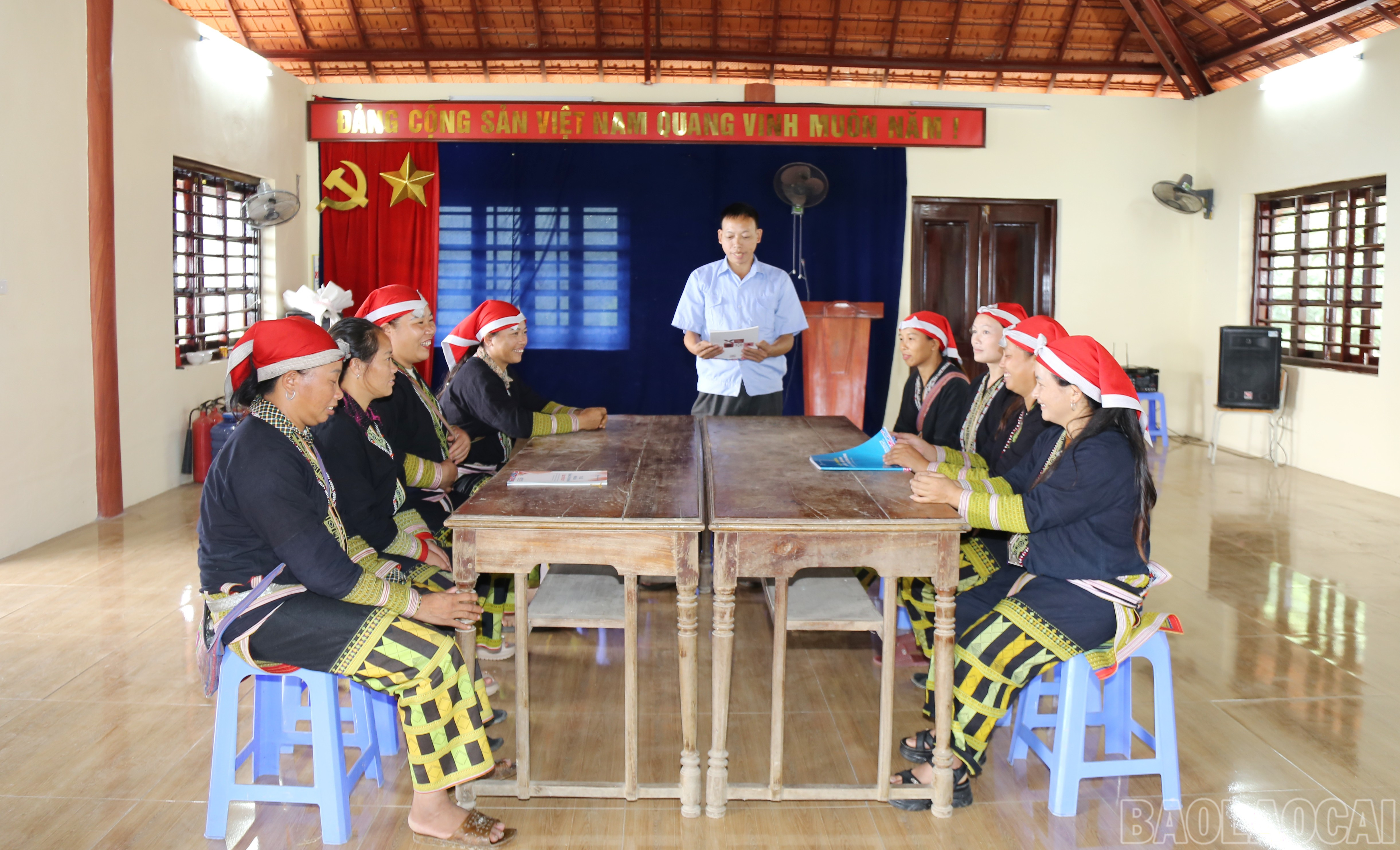 Hoạt động của Tổ truyền thông cộng đồng thôn đã góp phần đẩy lùi hủ tục. baolaocai-br_4.jpg