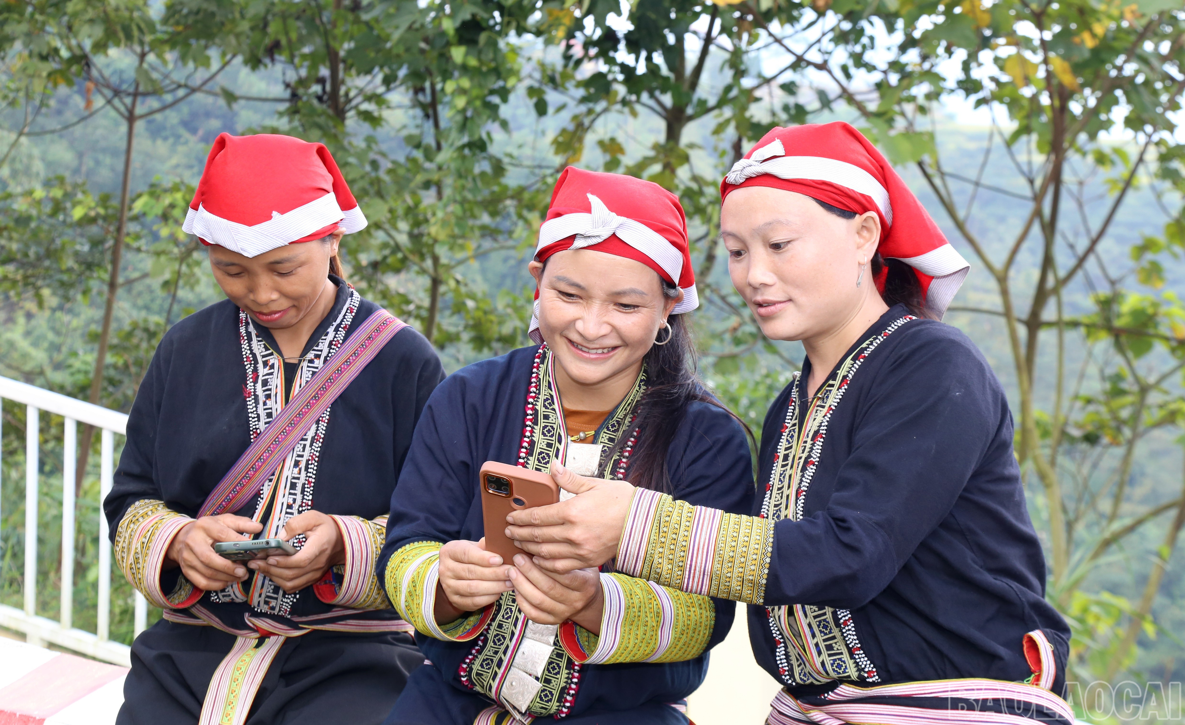 Phụ nữ Dao chủ động học hỏi, làm chủ công nghệ thông tin để phục vụ và nâng cao chất lượng cuộc sống. baolaocai-br_8.jpg