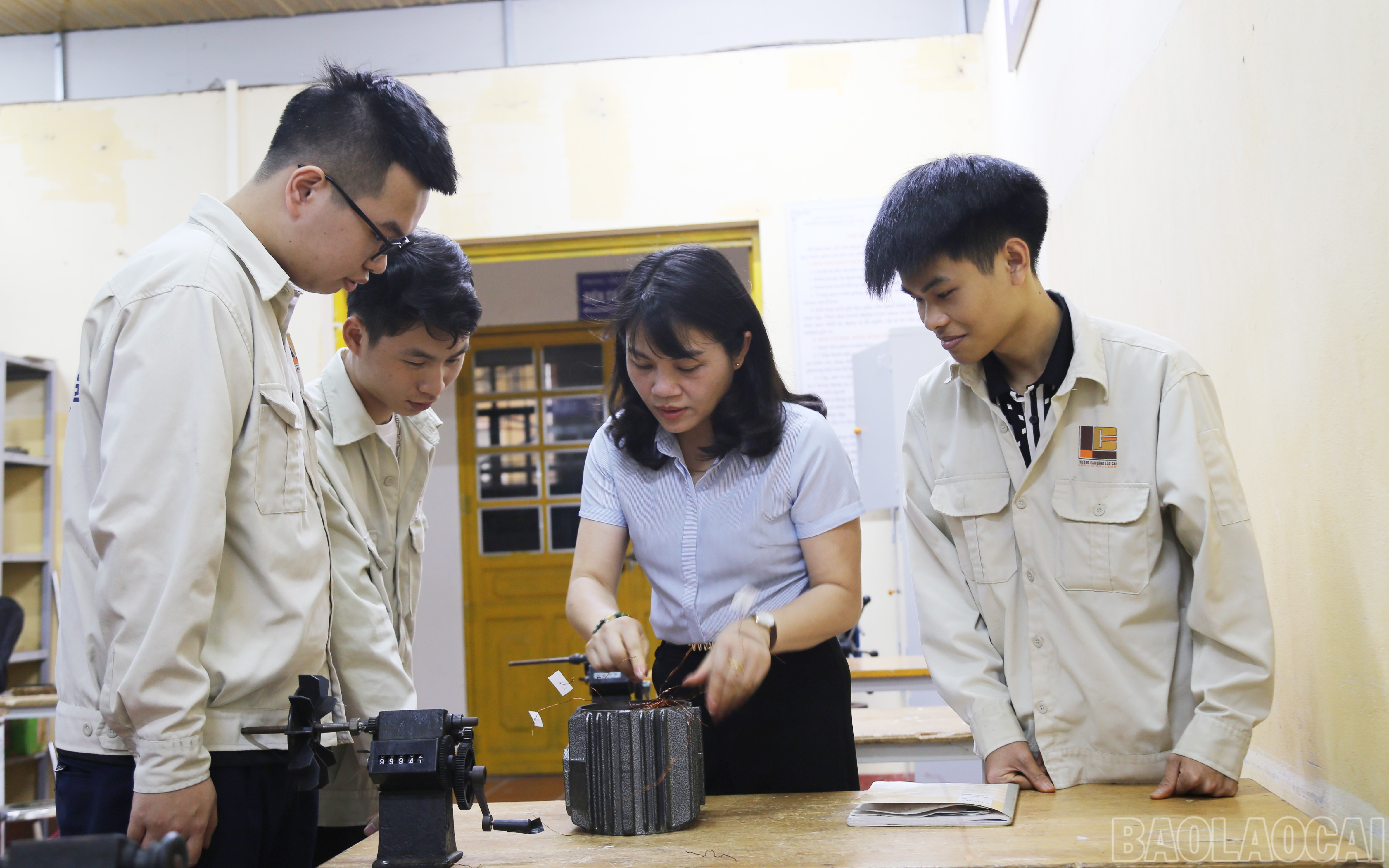 La profesora Nguyen Thi Diu guía a los estudiantes en la práctica. baolaocai-br_img-0939.jpg