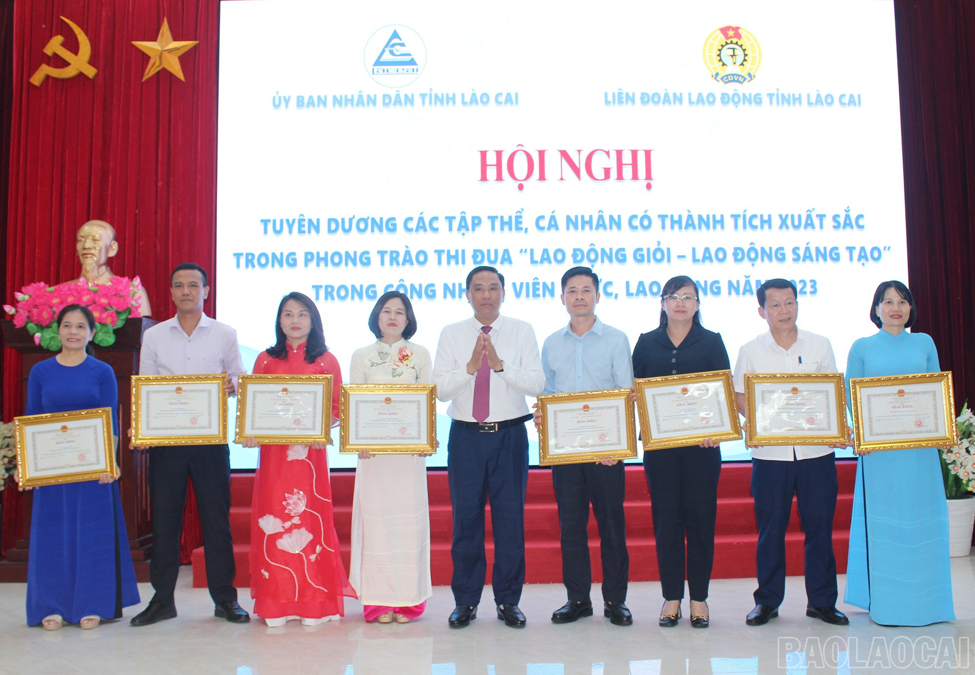Entrega de Certificados de Mérito del Presidente del Comité Popular Provincial a colectivos e individuos. baolaocai-br_tang-bang-khen-cua-chu-tich-ubnd-tinh-cho-cac-tap-the-ca-nhan-co-thanh-tich-xuat-sac-trong-phong-trao-thi-dua-lao-dong-gioi-lao-dong-sang-tao.jpg