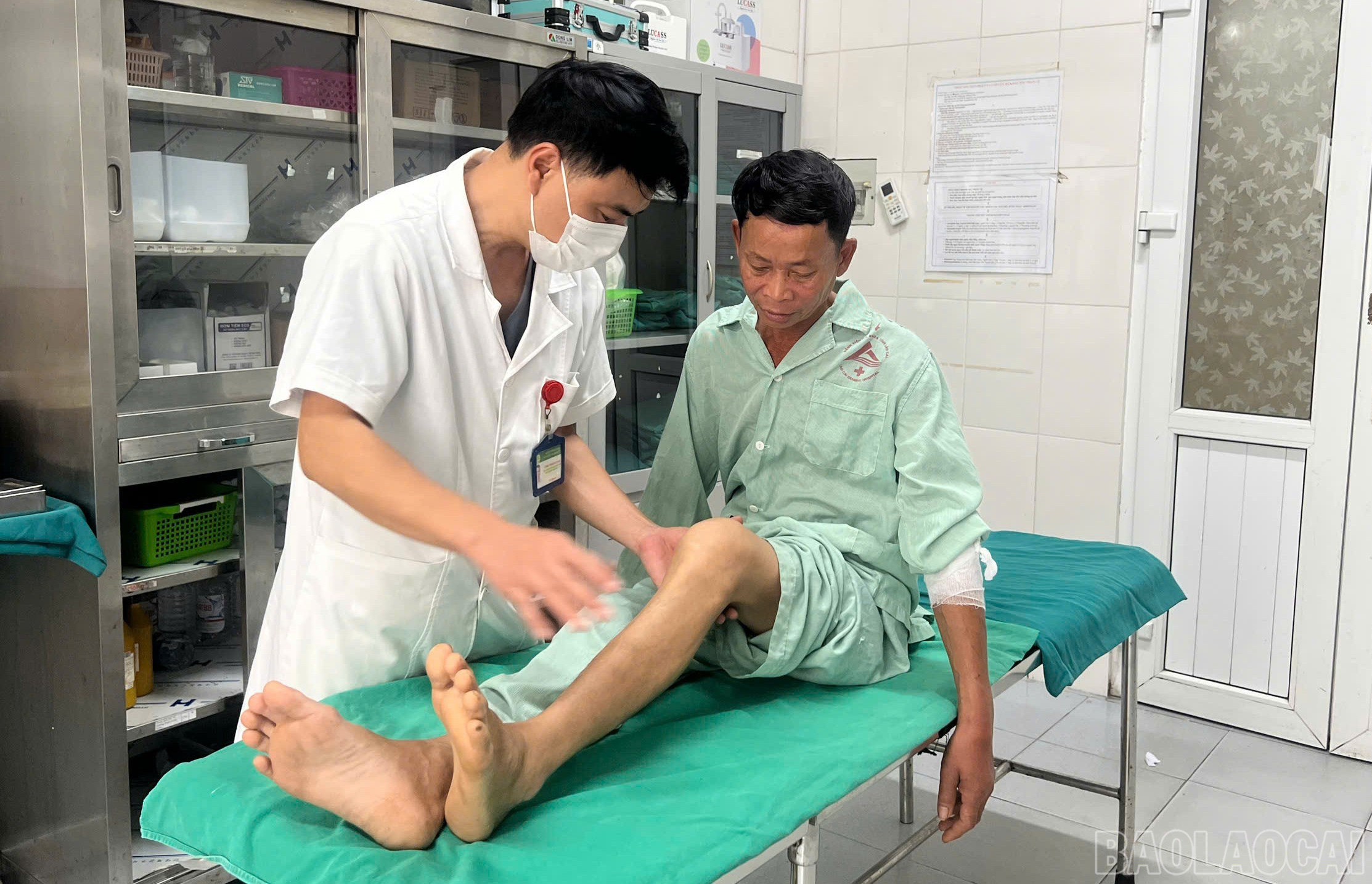 El doctor Vu Hong Giang, que trabaja en el Departamento de Cirugía de Trauma del Hospital General Provincial, es una de las personas que recibió el Certificado de Trabajo Creativo. baolaocai-br_55a7756580ee33b06aff.jpg