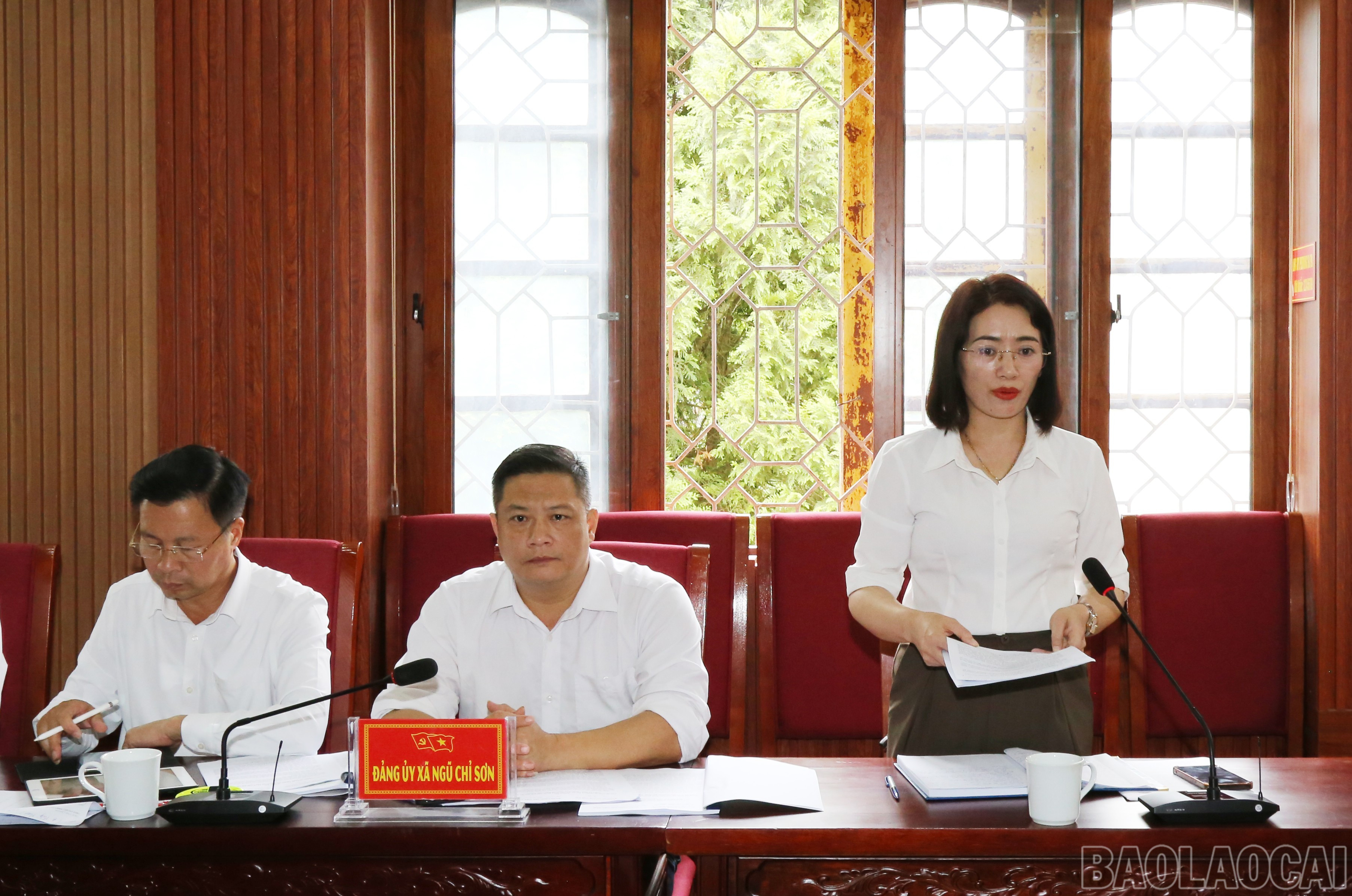 Thường trực Đảng ủy xã Ngũ Chỉ Sơn báo cáo tại Hội nghị. baolaocai-br_img-0695.jpg