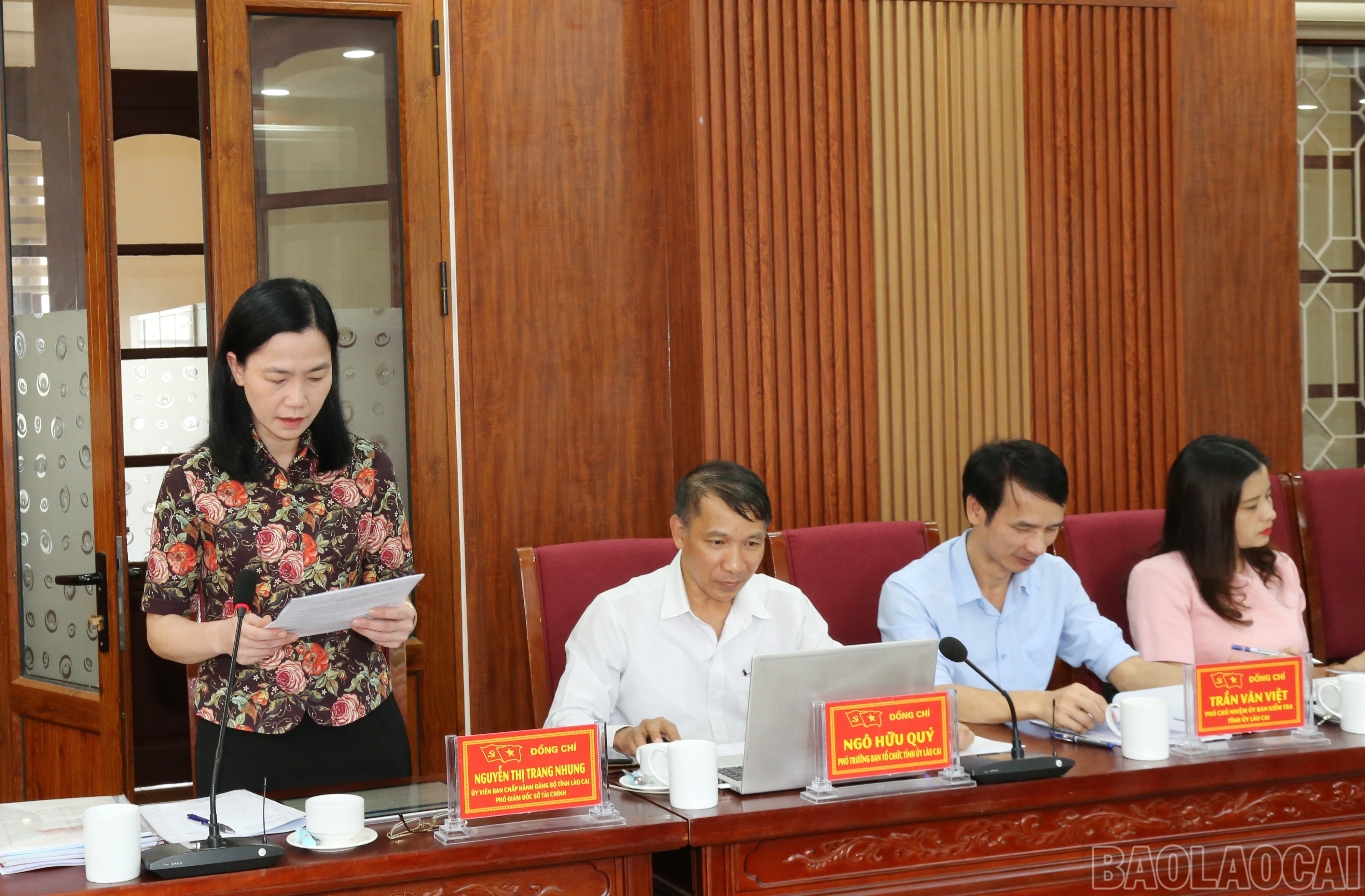 Các thành viên tổ công tác góp ý vào văn kiện Đại hội Đảng bộ xã Tả Phìn. baolaocai-br_img-0709.jpg
