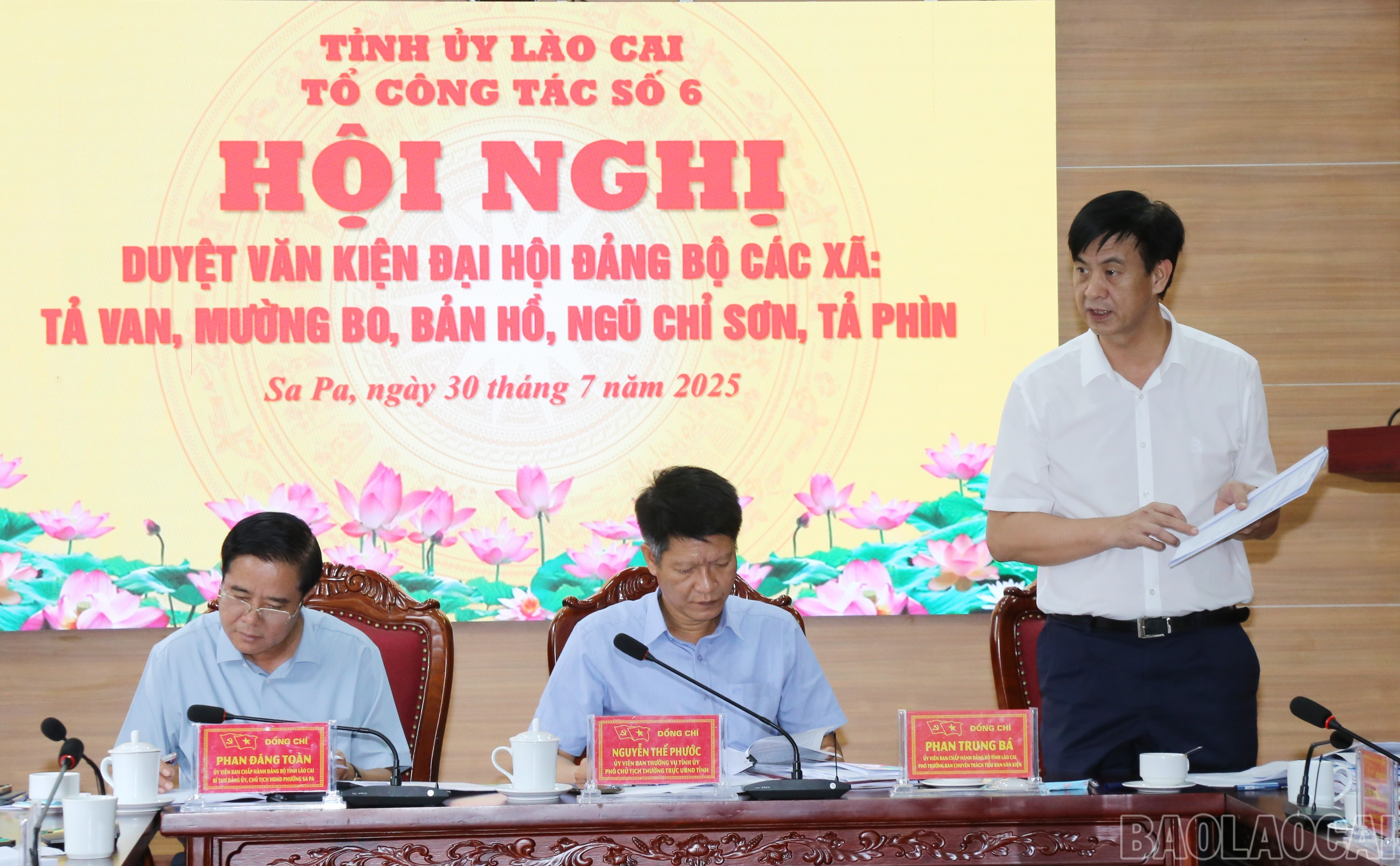 Đồng chí Phan Trung Bá, Ủy viên Ban Chấp hành Đảng bộ tỉnh, Phó Trưởng Tiểu ban chuyên trách Tiểu ban Văn kiện Đại hội Đảng bộ tỉnh, tổ phó Tổ công tác số 6 góp ý vào văn kiện Đại hội Đảng bộ xã Tả Phìn. baolaocai-br_img-0718.jpg