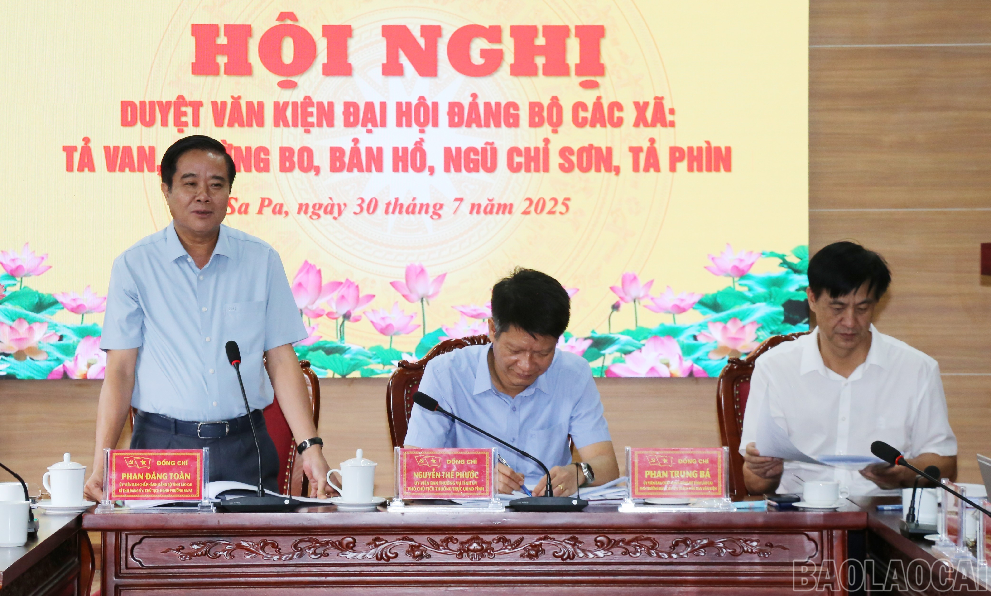 Các thành viên Tổ công tác góp ý vào văn kiện Đại hội Đảng bộ xã Ngũ Chỉ Sơn. baolaocai-br_img-0722.jpg