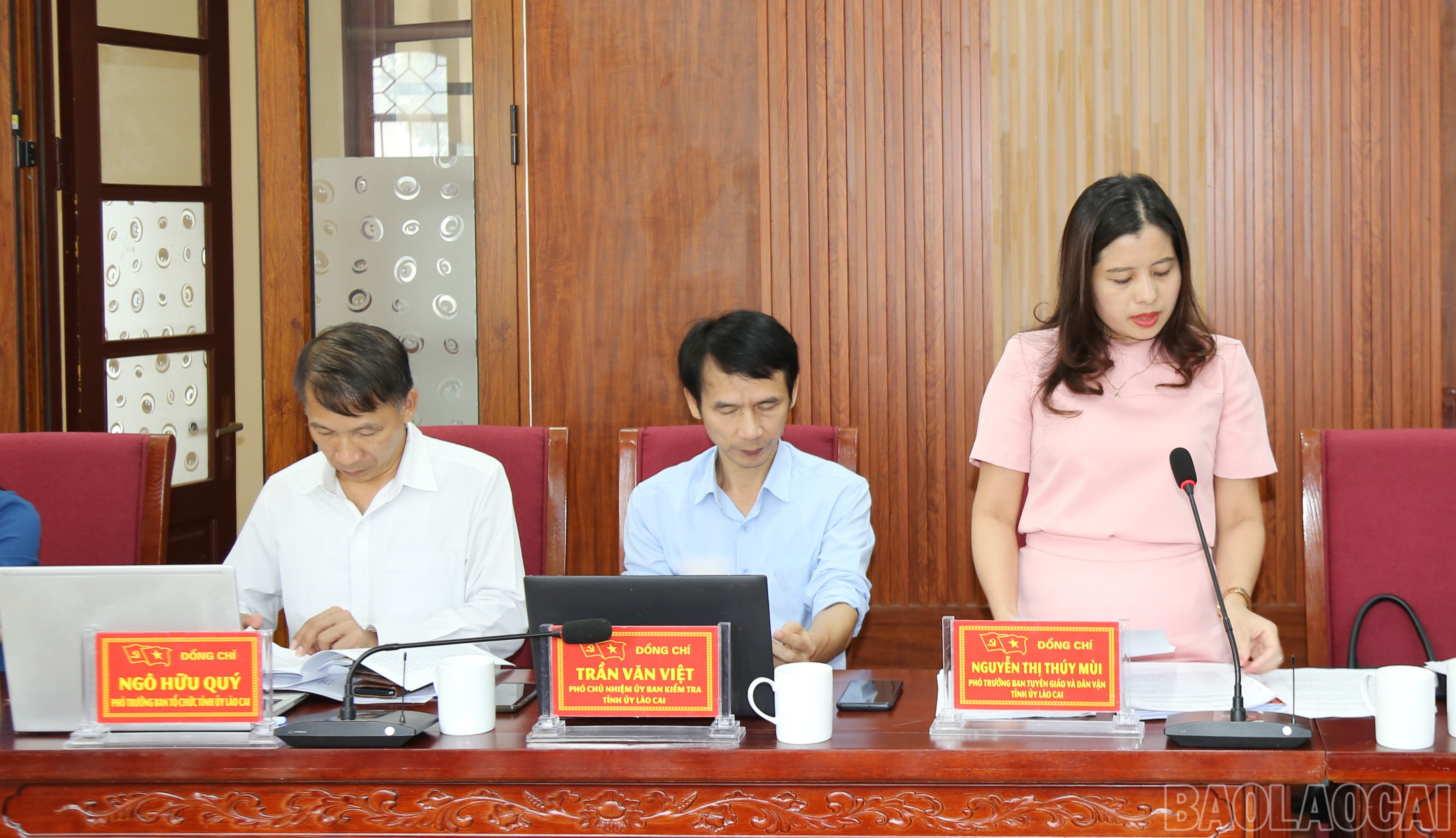 Thành viên Tổ công tác góp ý vào văn kiện Đại hội Đảng bộ xã Tả Van. baolaocai-br_img-0557.jpg