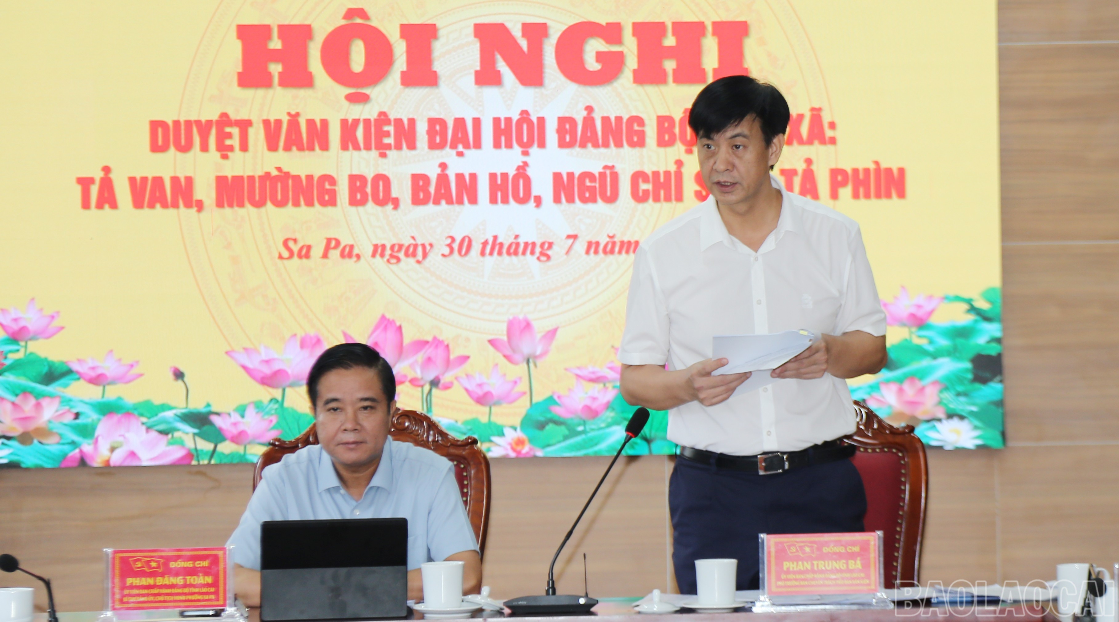 Đồng chí Phan Trung Bá, Ủy viên Ban Chấp hành Đảng bộ tỉnh, Phó Trưởng Tiểu ban chuyên trách Tiểu ban Văn kiện Đại hội Đảng bộ tỉnh, tổ phó tổ công tác số 6 góp ý vào văn kiện đại hội Đảng bộ các xã. baolaocai-br_img-0571.jpg