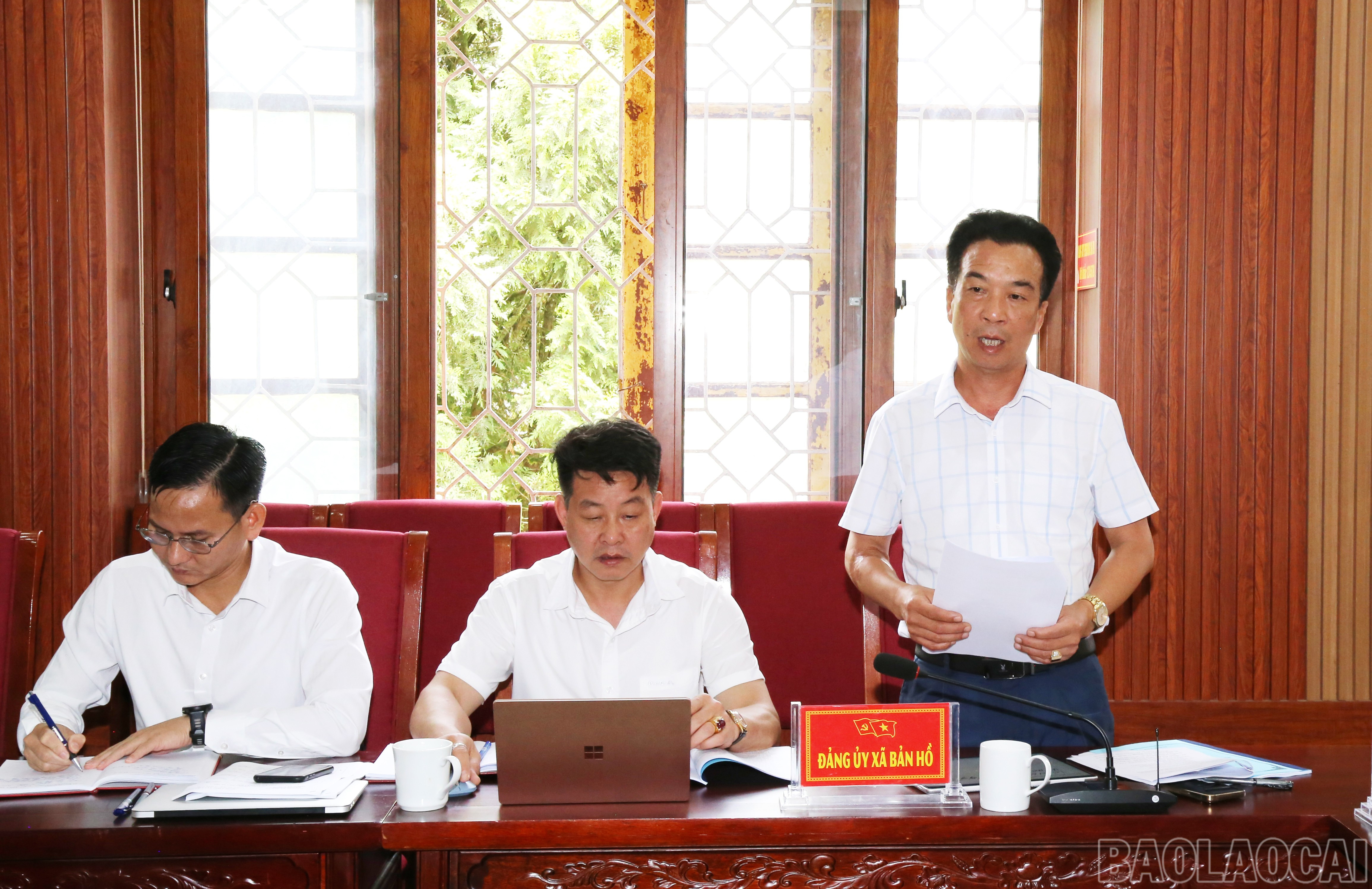 Thường trực Đảng ủy xã Bản Hồ báo cáo tại Hội nghị. baolaocai-br_img-0674.jpg