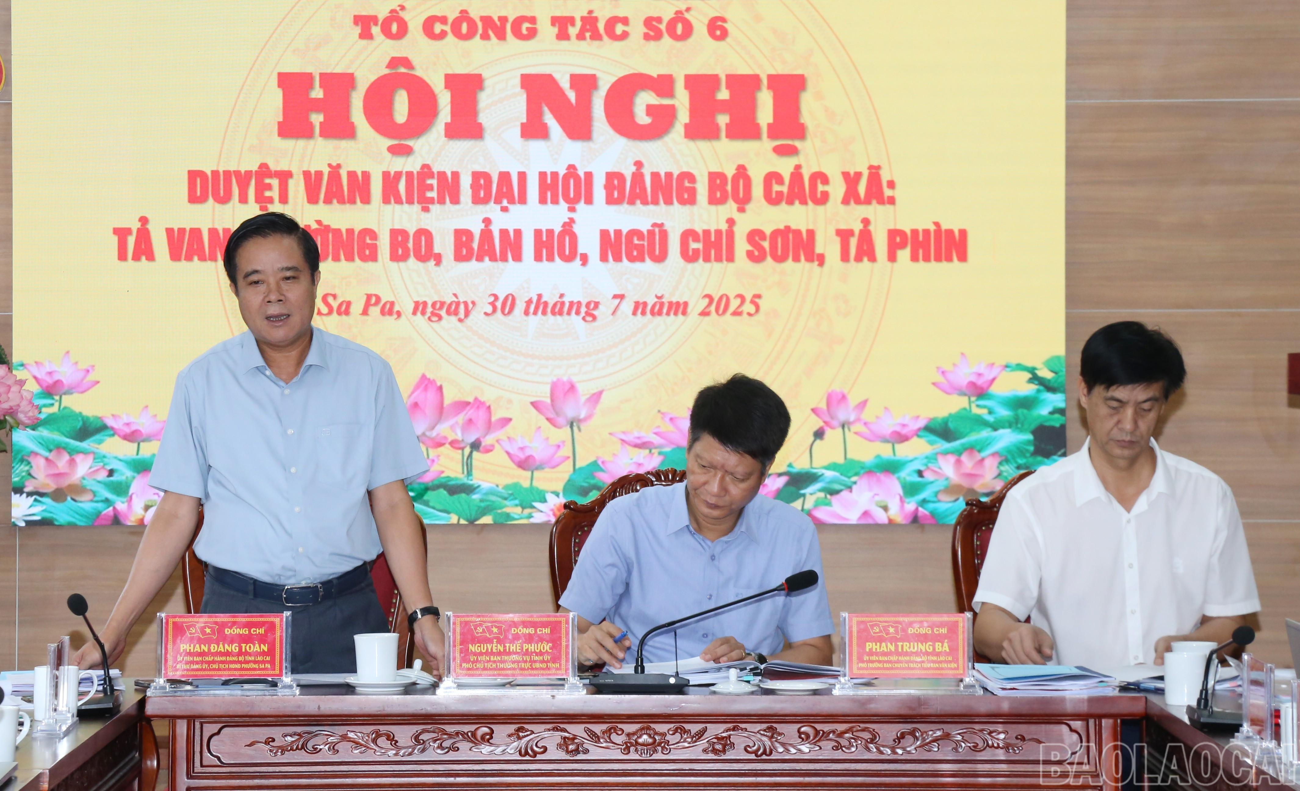 Thành viên tổ công tác góp ý vào văn kiện Đại hội Đảng bộ xã Bản Hồ. baolaocai-br_img-0678.jpg