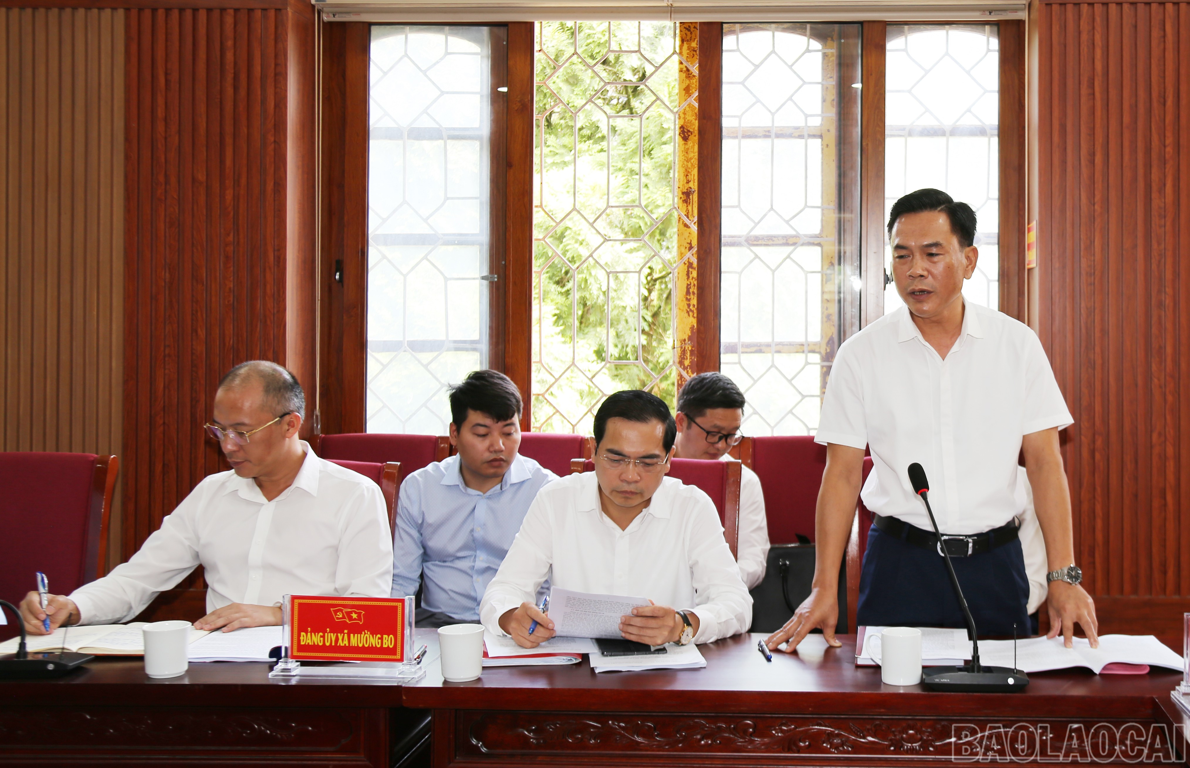 Thường trực Đảng ủy xã Mường Bo báo cáo tại Hội nghị. baolaocai-br_img-0585.jpg