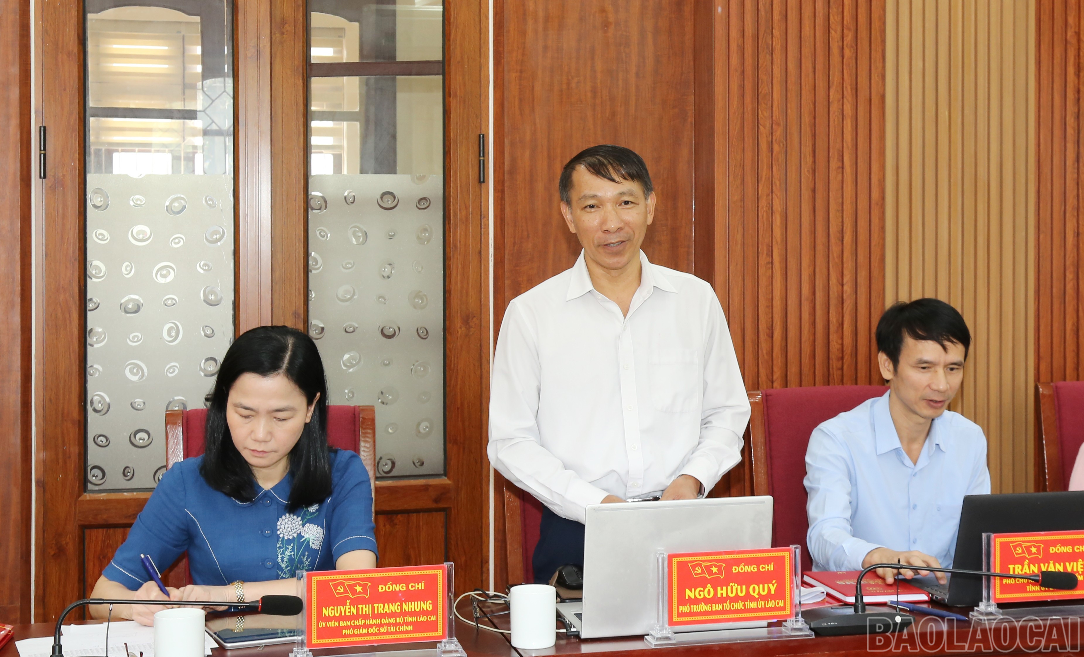 Thành viên tổ công tác góp ý vào văn kiện Đại hội Đảng bộ xã Mường Bo. baolaocai-br_img-0602.jpg