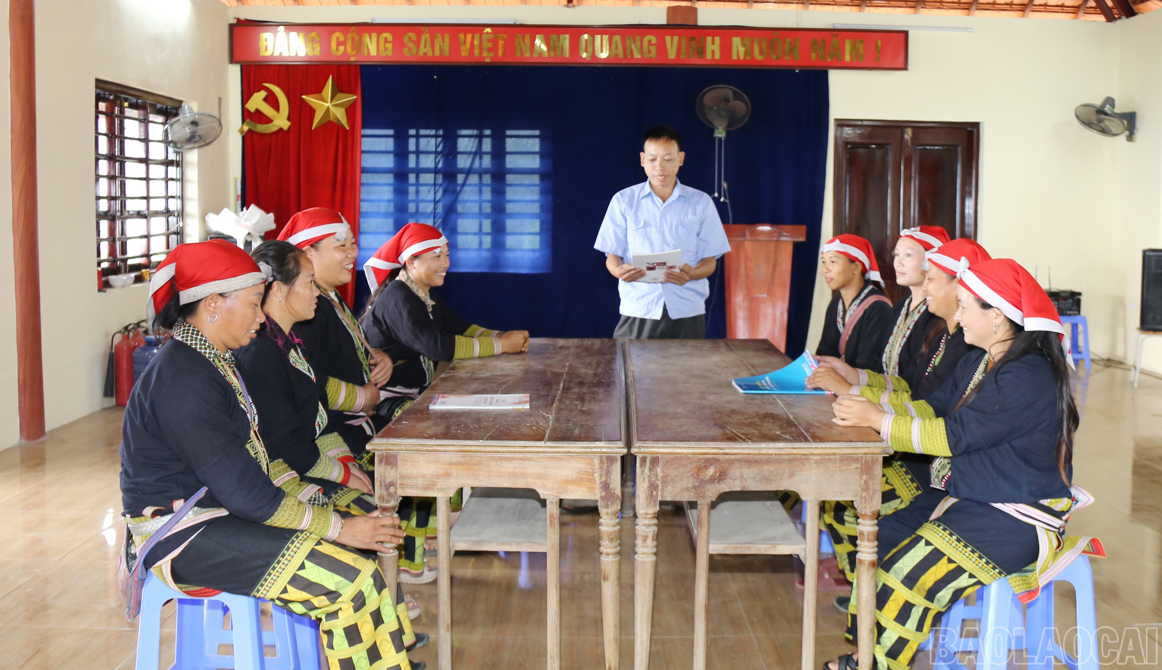 Là thành viên Tổ truyền thông cộng đồng, ông Tẩn Vần Vầy tích cực tuyên truyền về bình đẳng giới tới người dân. baolaocai-br_4.jpg