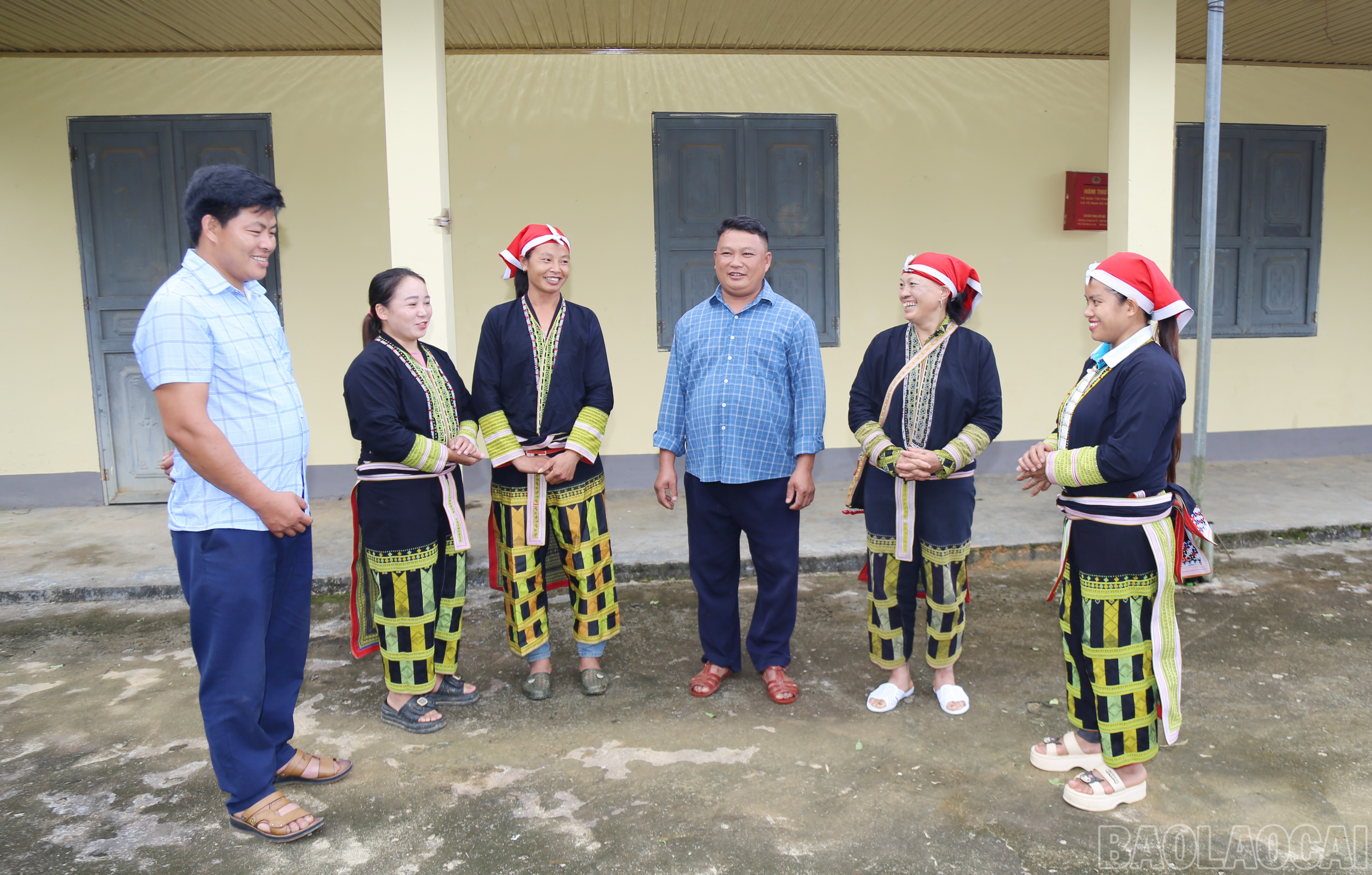 Trưởng thôn Lý Láo Tả (áo xanh giữa ảnh) trò chuyện cùng bà con trong thôn. baolaocai-br_img-1562.jpg